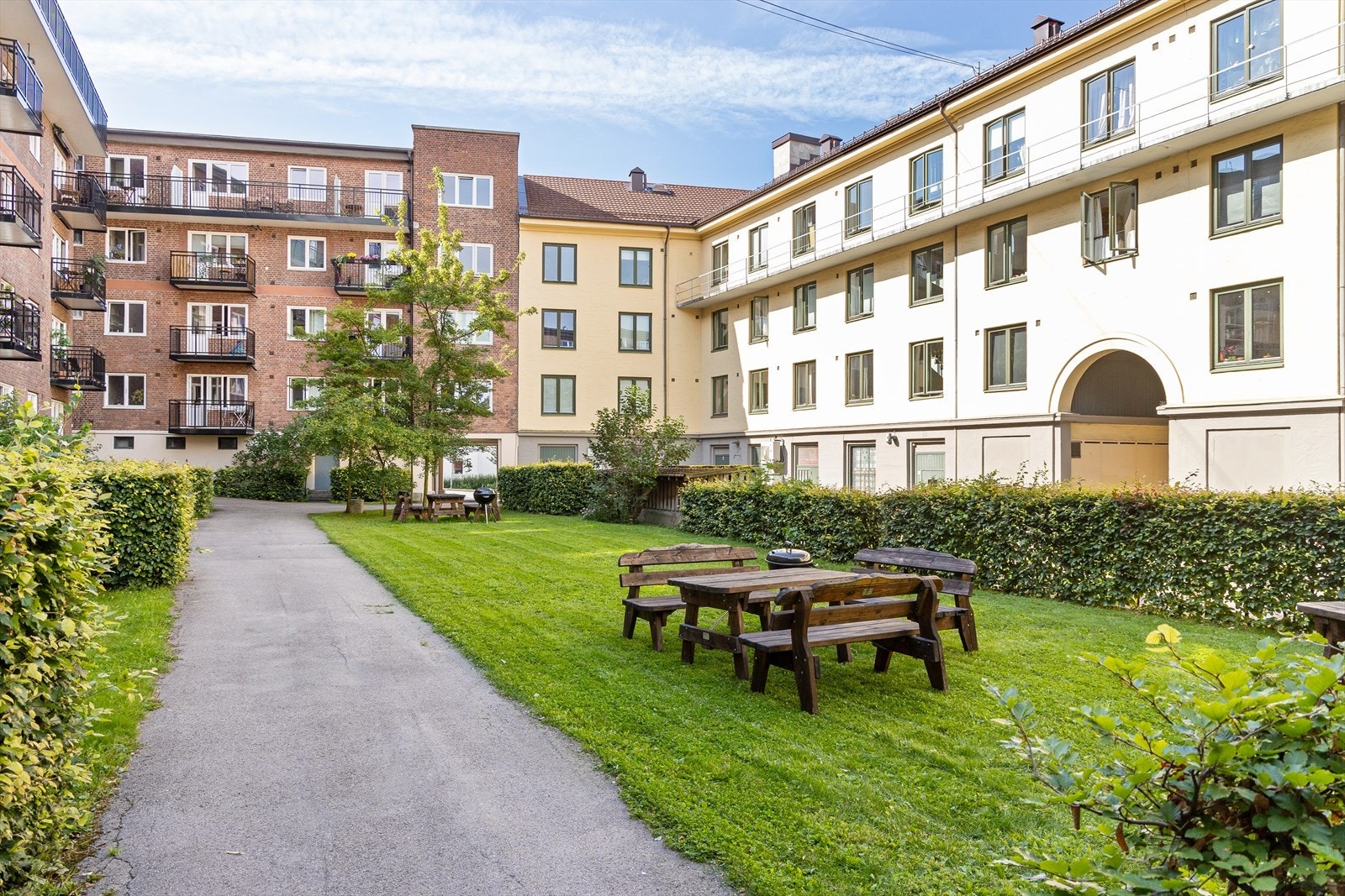 - Flott skjermet bakgård. - Galleribilde