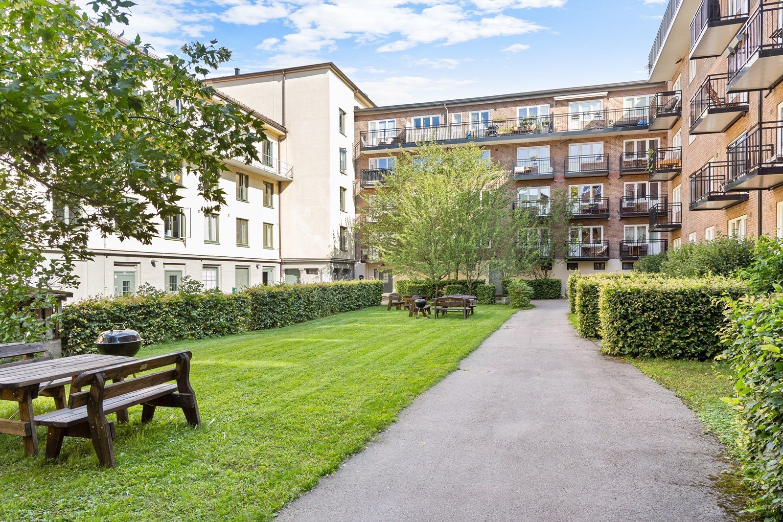 - Borettslaget har koselige fellesarealer med blant annet muligheter for grilling. - Galleribilde