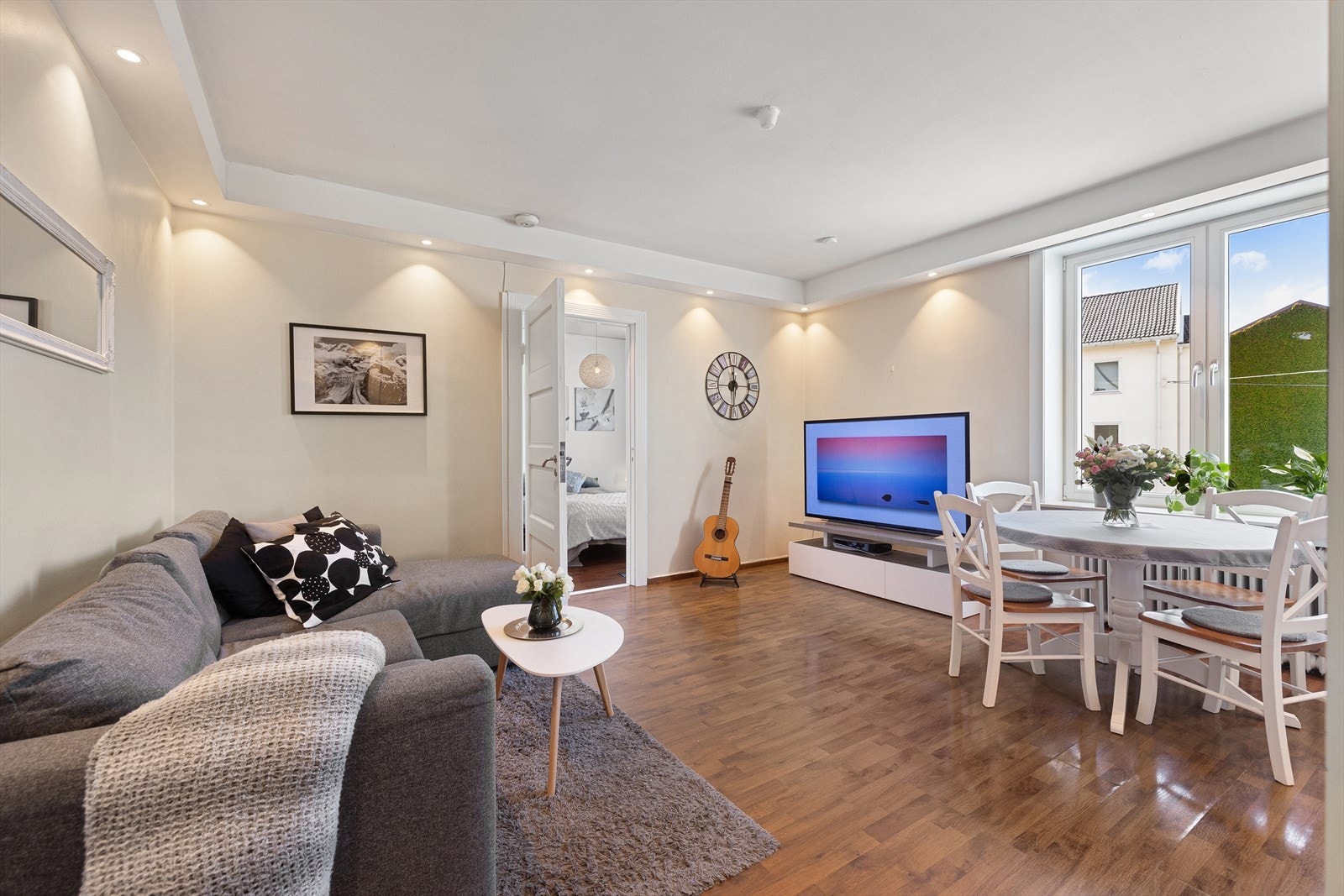 - Romslig og lys stue med gode møbleringsmuligheter. Store vindusflater slipper inn mye naturlig lys - Galleribilde