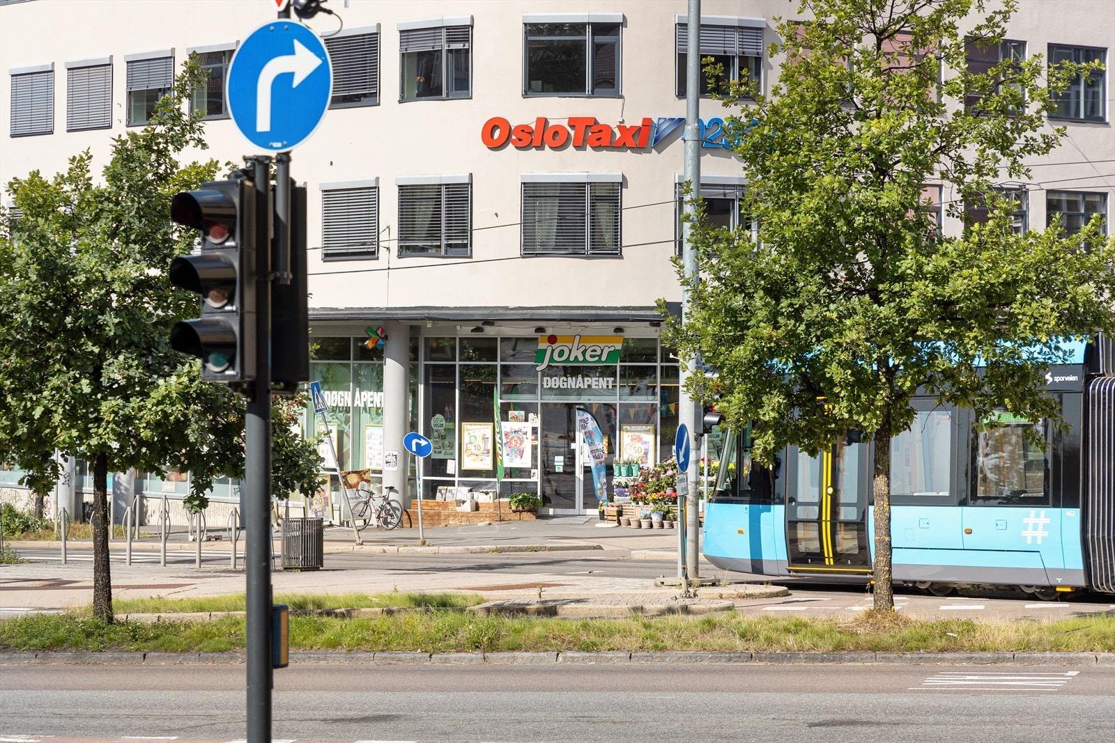 - Fra boligen har du gangavstand til Carl Berner plass med gode kollektiv forbindelser og dagligvarebutikker - Galleribilde