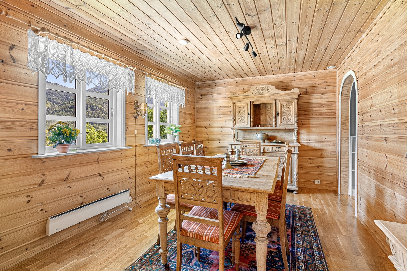 Spisestue ved siden av kjøkkenet Galleribilde