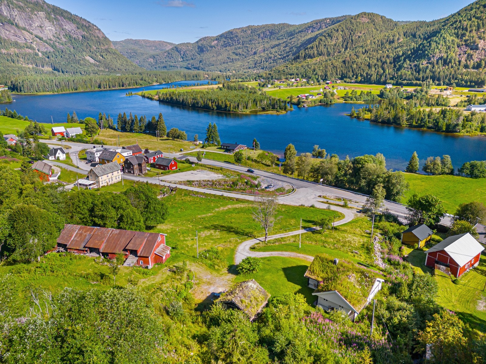 Nydelig natur med Otra like ved siden av Galleribilde