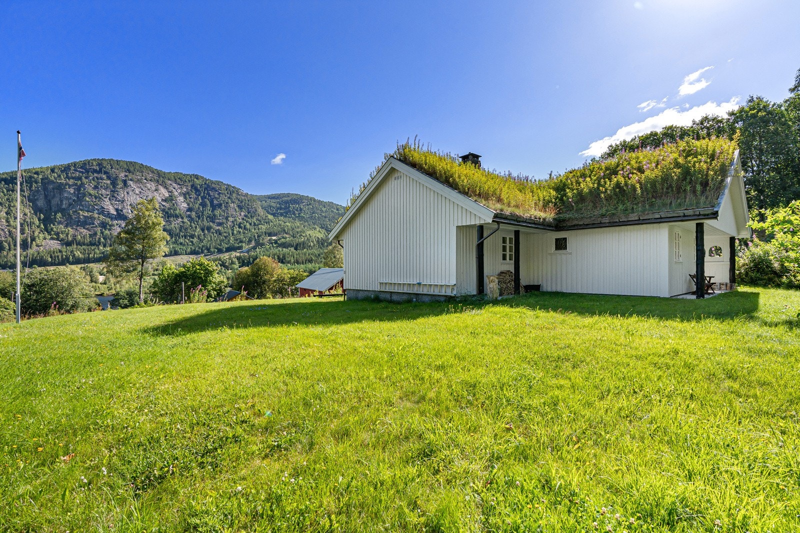 God plass på tunet - her kan en også parkere flere biler om ønskelig Galleribilde