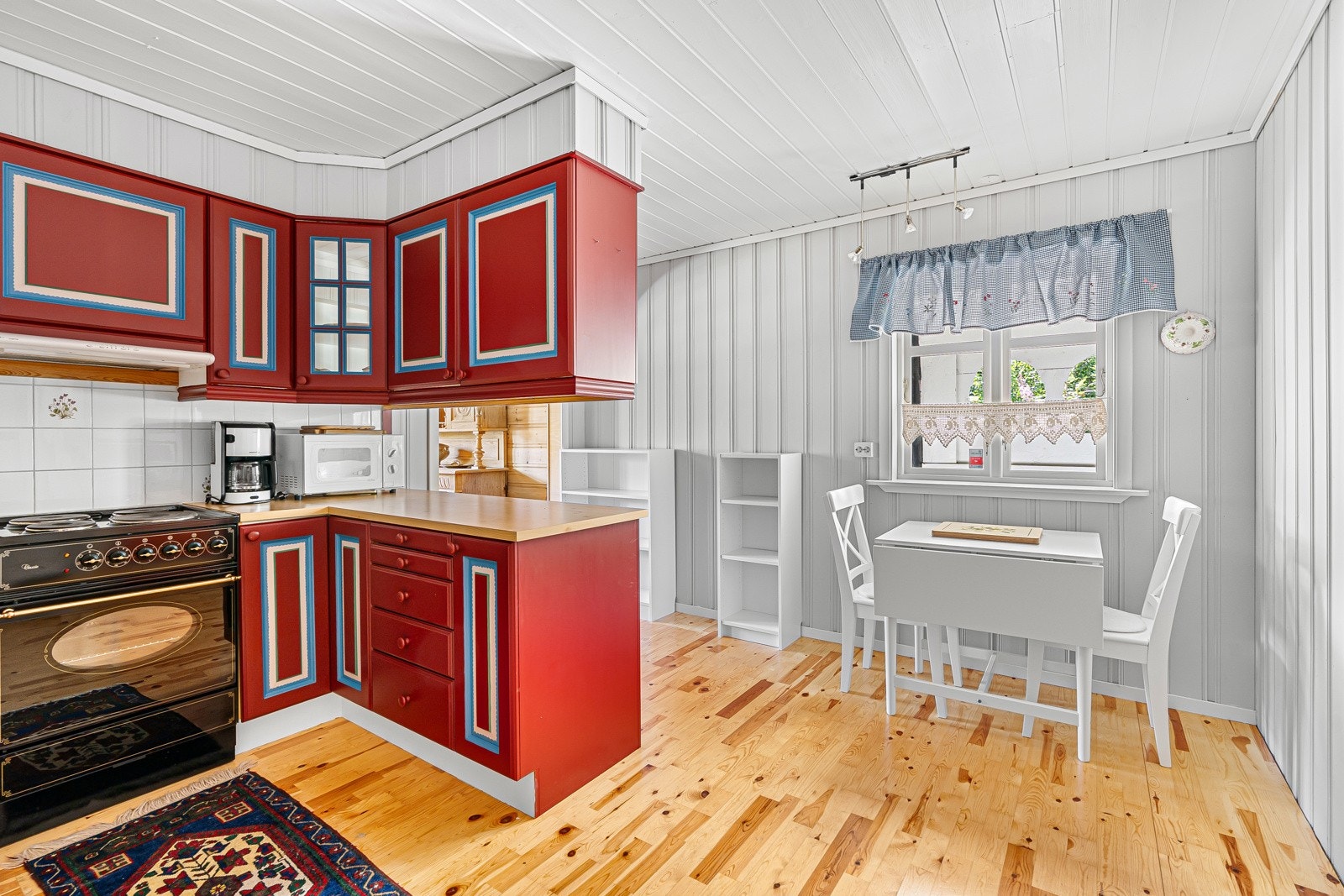 Kjøkkenet har fin spisesplas og det er hyggelig med kjøkkenvindu Galleribilde