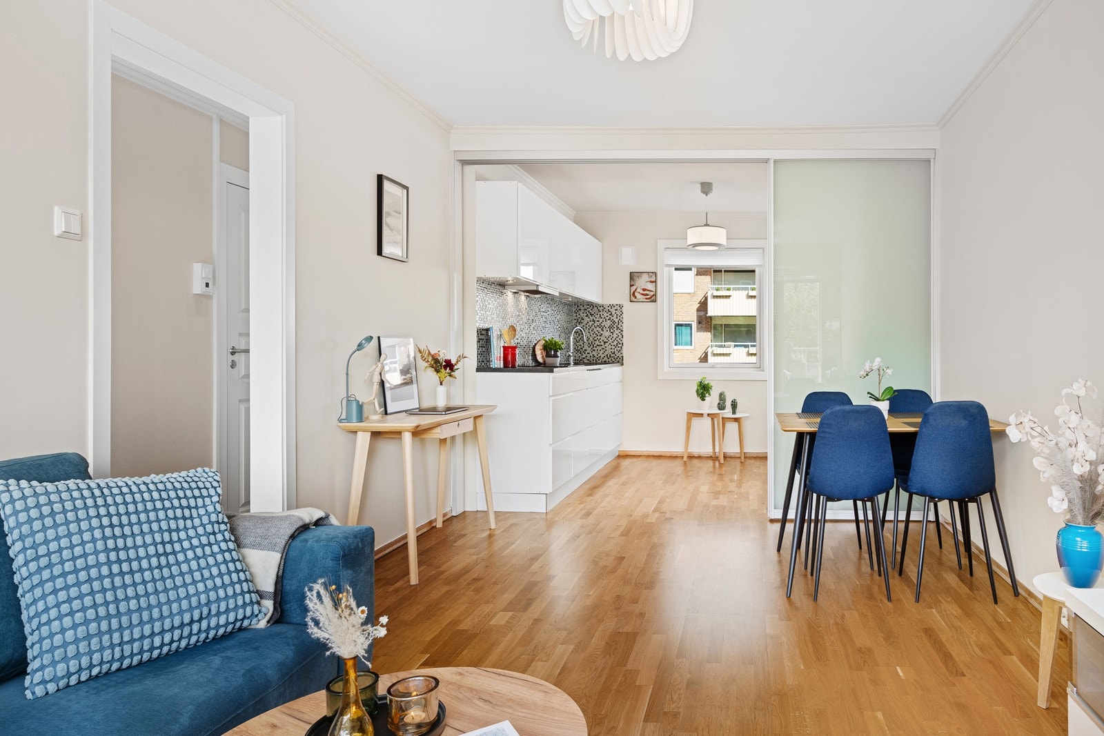 Romslig stue med god plass til sofa- og spisegruppe. Galleribilde