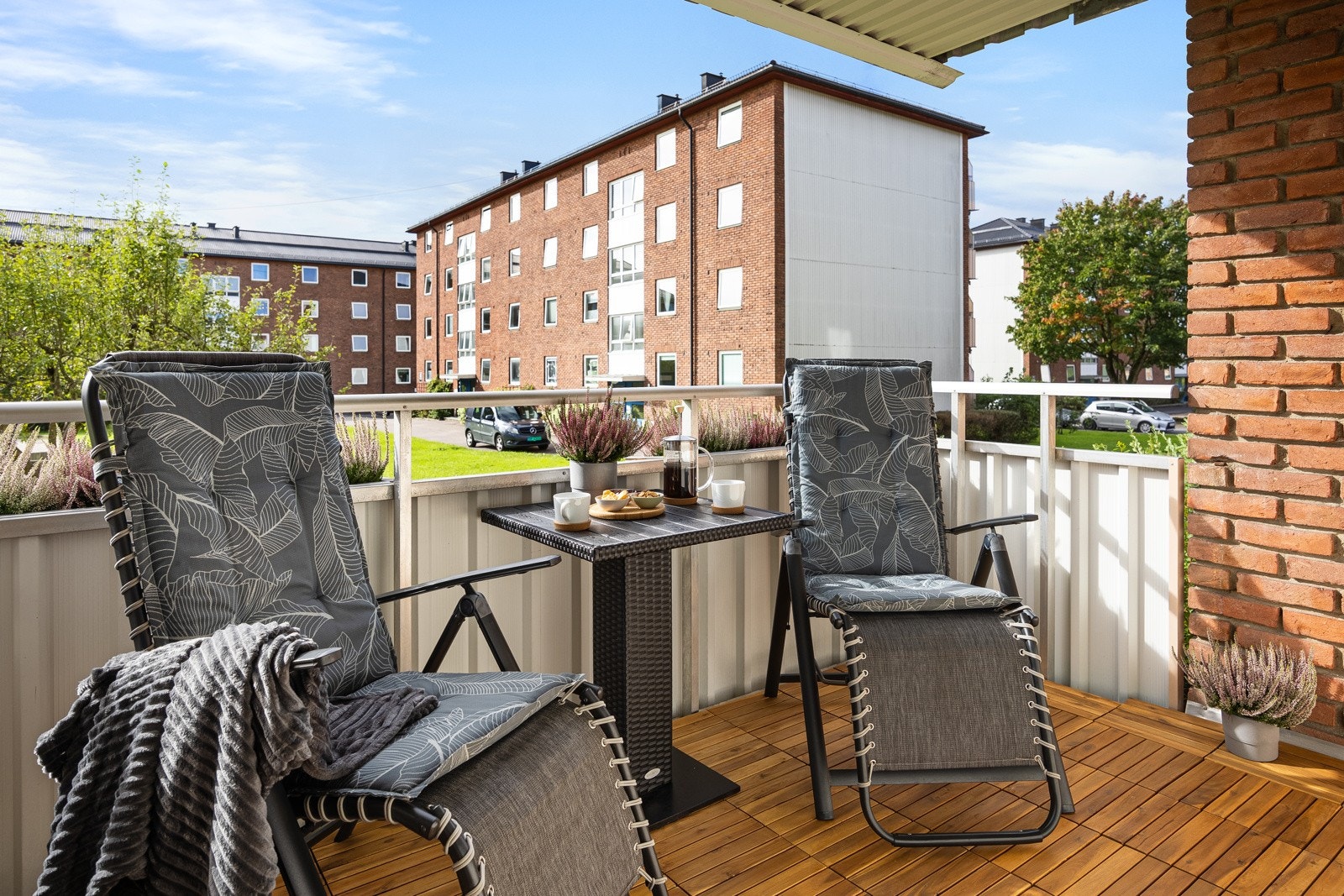 Fra stuen er det utgang til en solrik, sydvendt balkong med god plass til sittegruppe og grill. Galleribilde