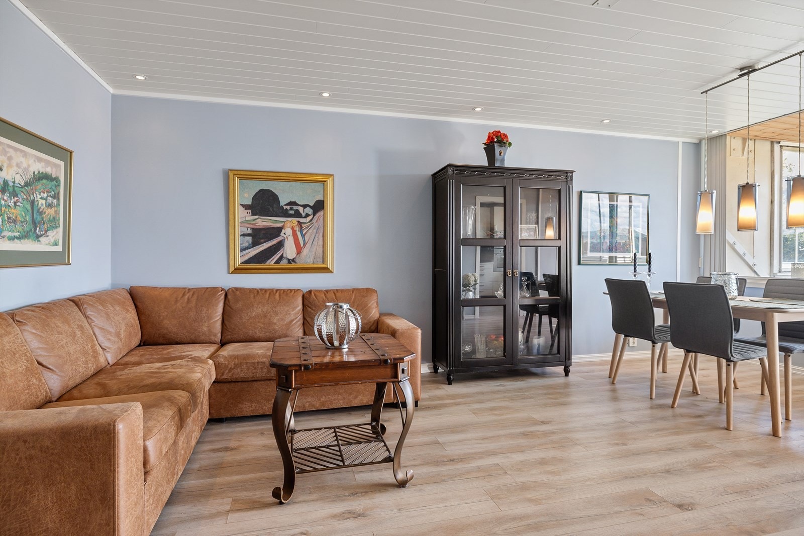 Romslig stue med flere møbleringsmuligheter og gode lysforhold fra vindusflatene Galleribilde