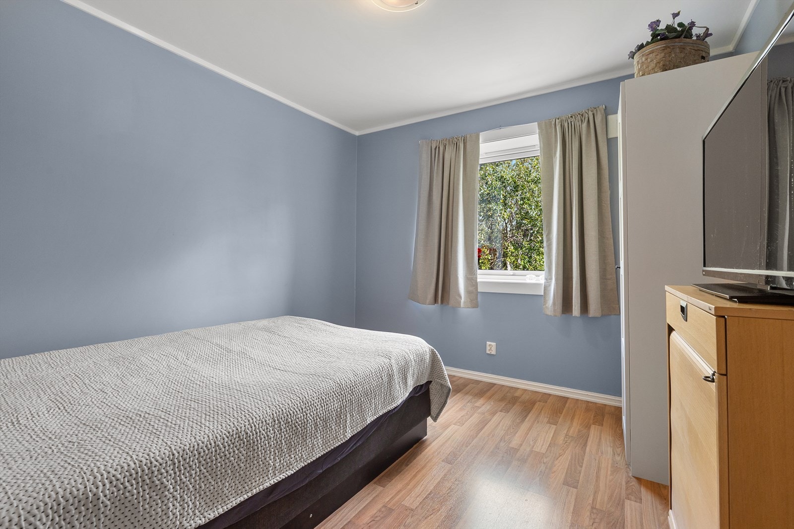 Soverom 2: kan benyttes som leilighetens kontor, barnerom eller gjesterom etter ønskelig behov Galleribilde