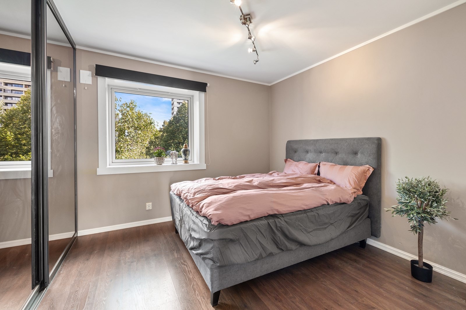 Soverom 1: Romslig med god plass til dobbeltseng og nattbord Galleribilde