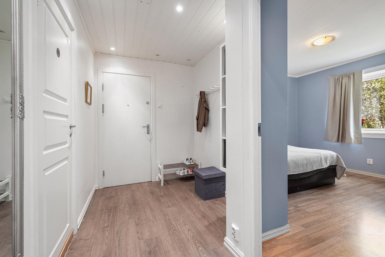 Fra entréen er det adkomst til badet, soverom 2 og stuen Galleribilde