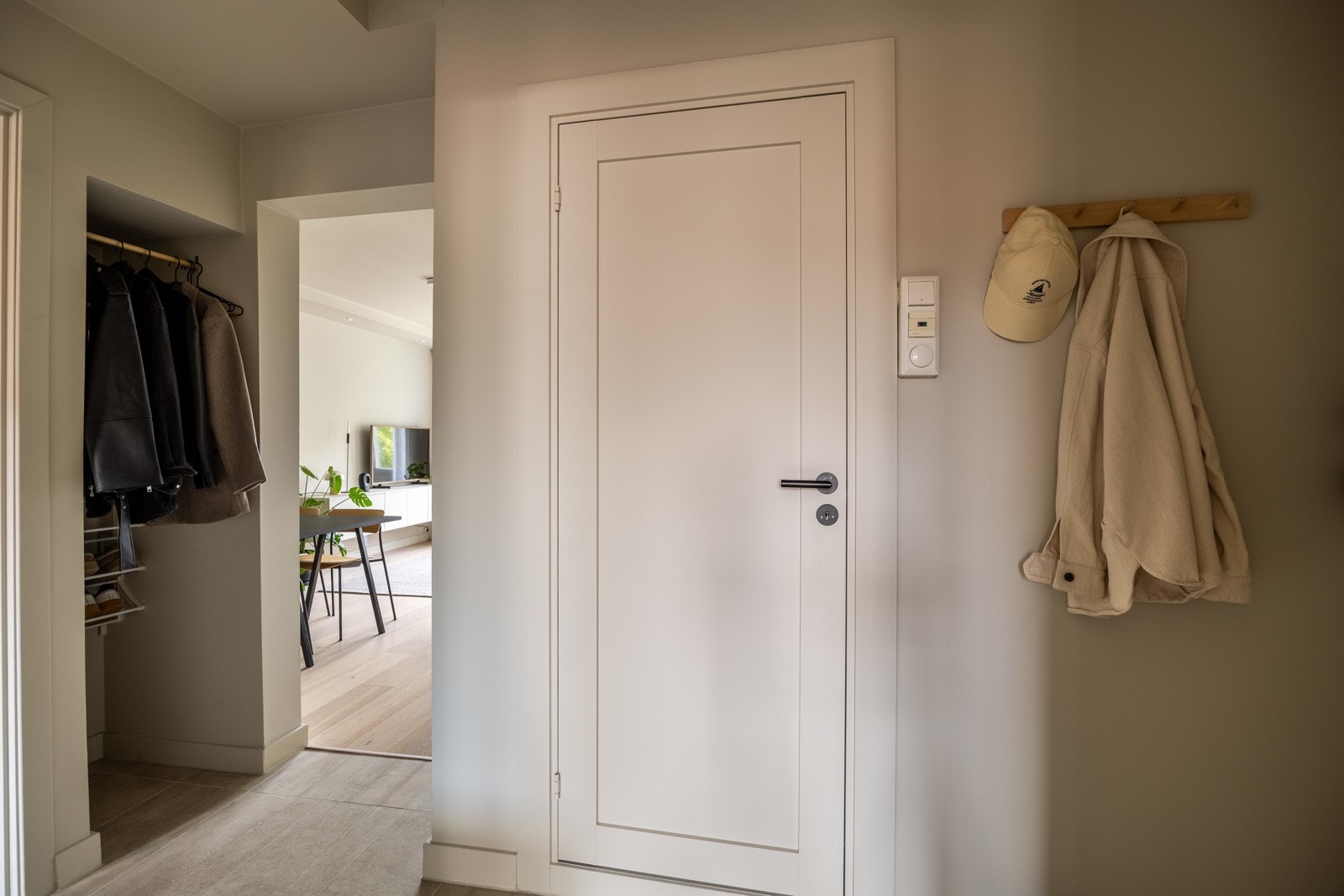 Du blir ønsket velkommen inn i en lys og romslig entré. Nye fliser i entré fra 2023. Galleribilde