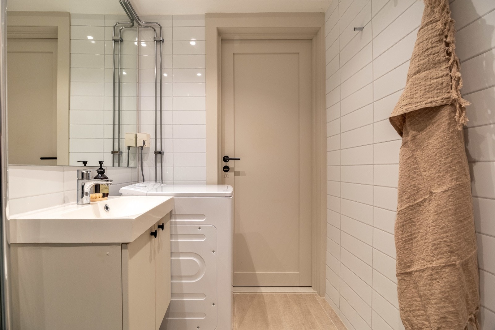 Badet har opplegg for vaskemaskin. Nytt dusjhjørne og speil på bad i 2023. Galleribilde