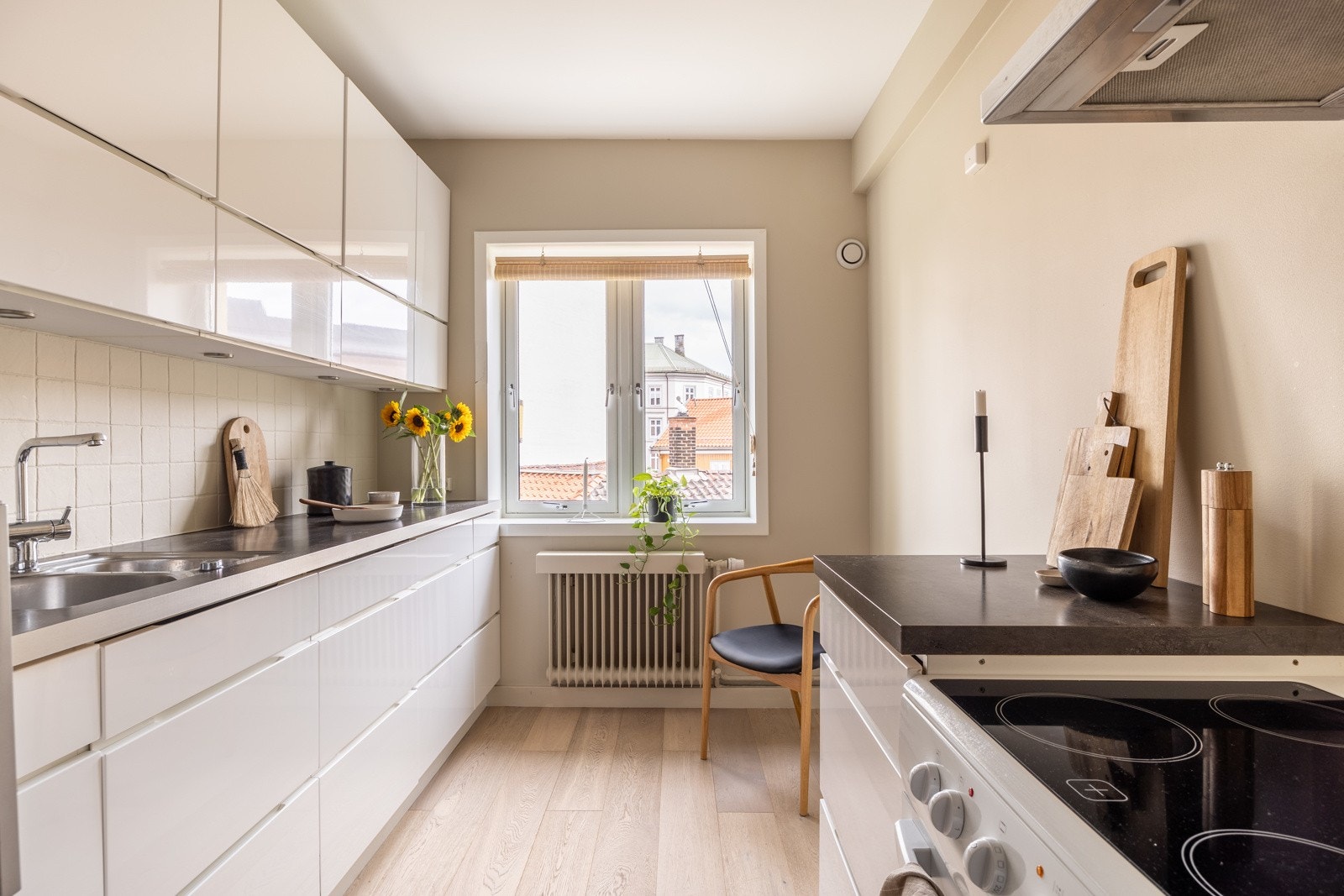 Moderne kjøkkeninnredning med gode oppbevaringsmuligheter i skuffer og skap. Galleribilde