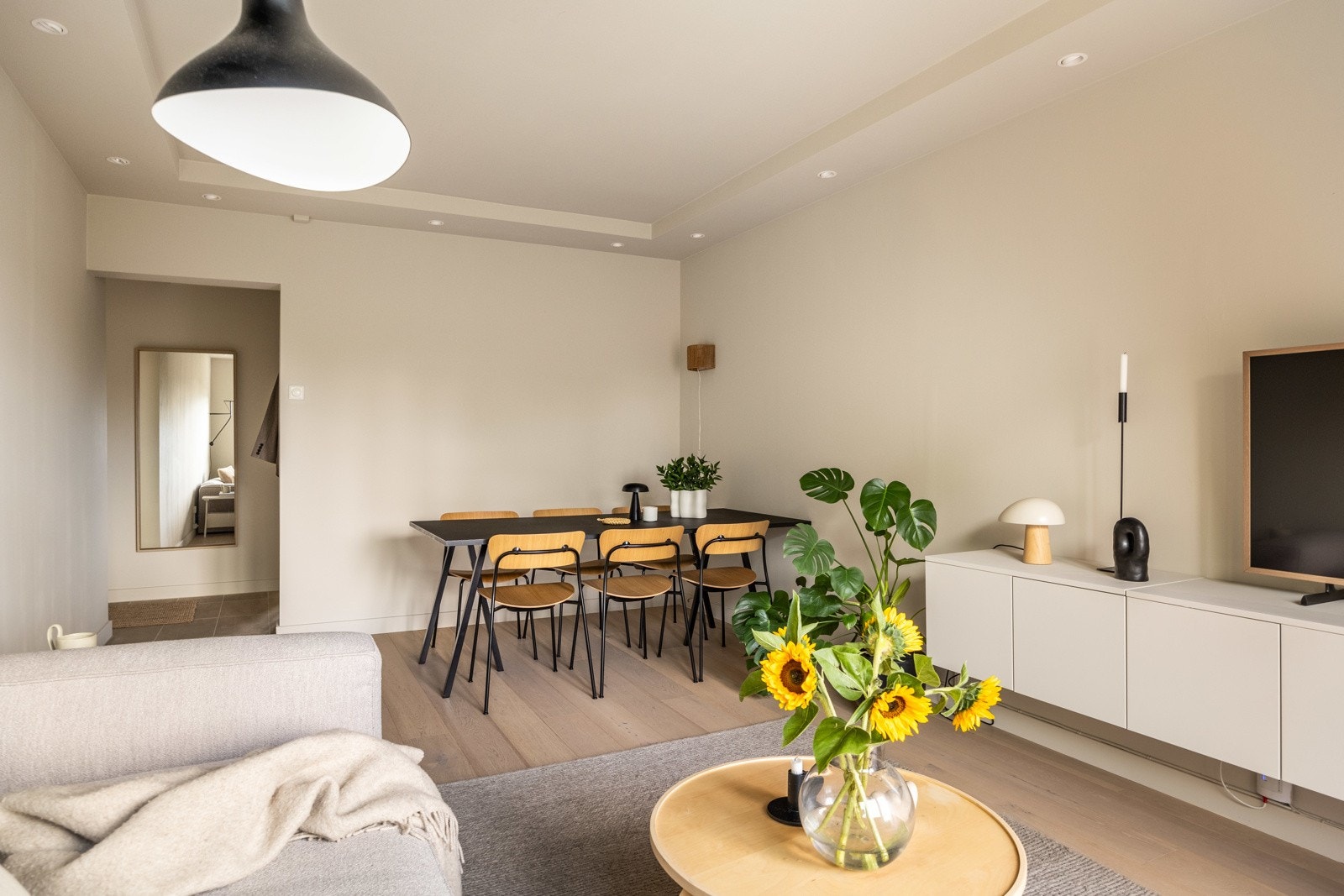 Stuen kan enkelt innredes med både sofa- og spiseseksjon. Galleribilde
