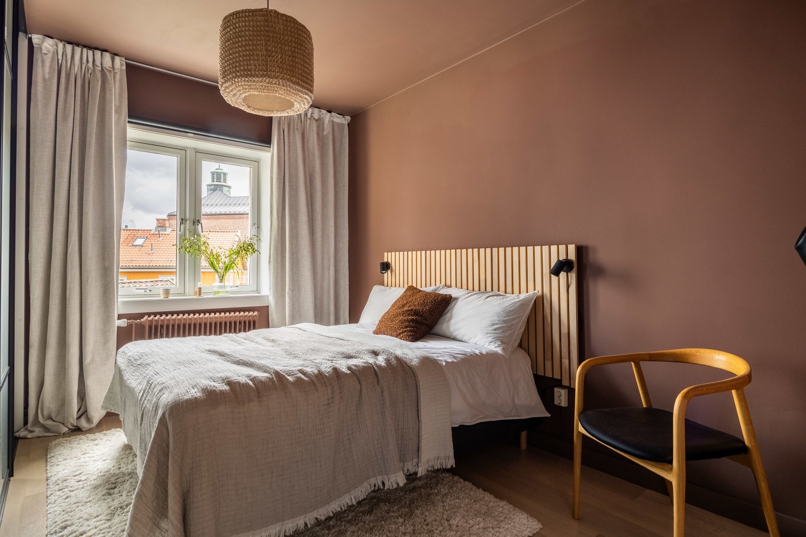 Leilighetens soverom er av god størrelse malt i en moderne fargetone. Galleribilde