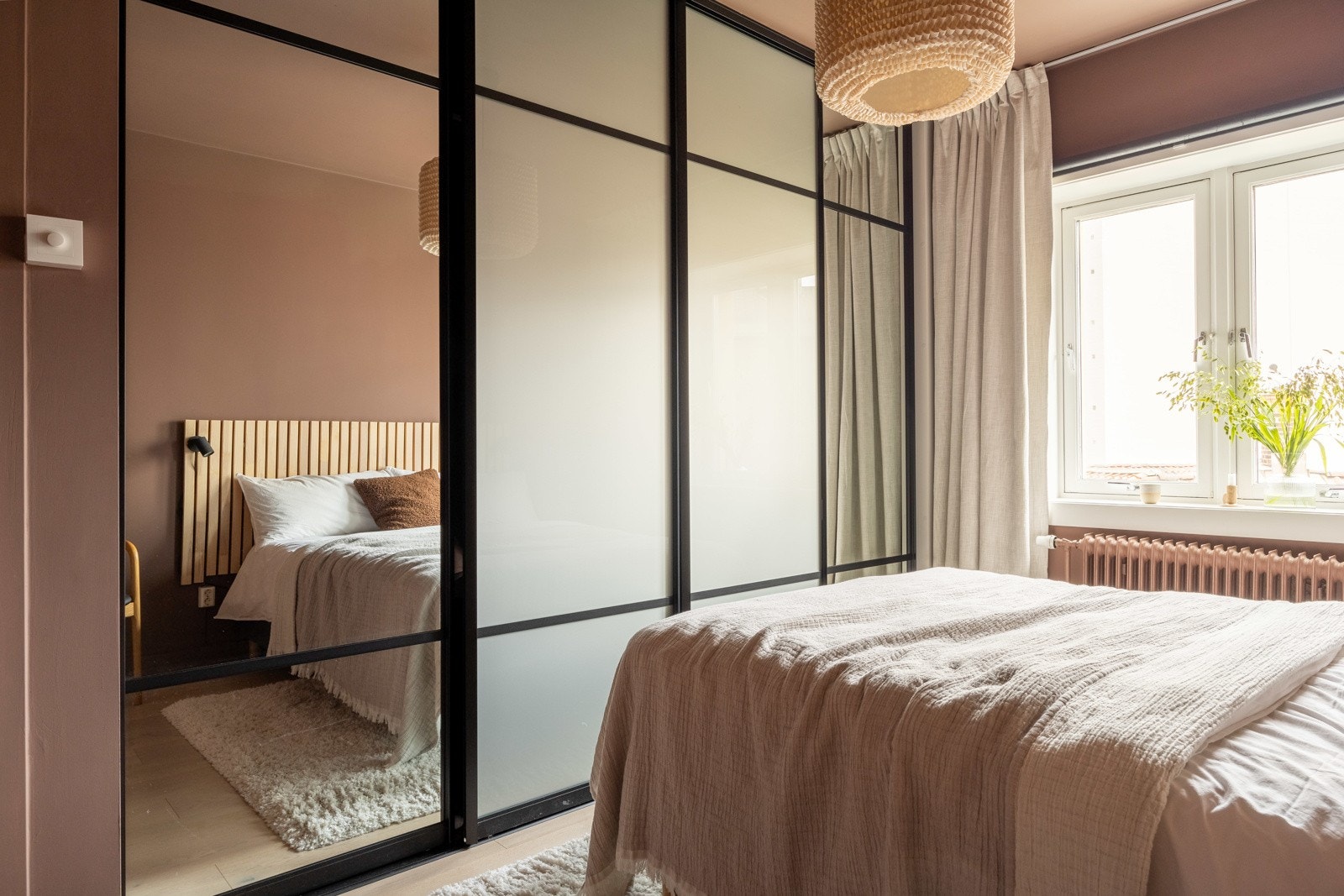 Rikelig med oppbevaringsmuligheter i stor, innebygd skyvedørsgarderobe. Galleribilde