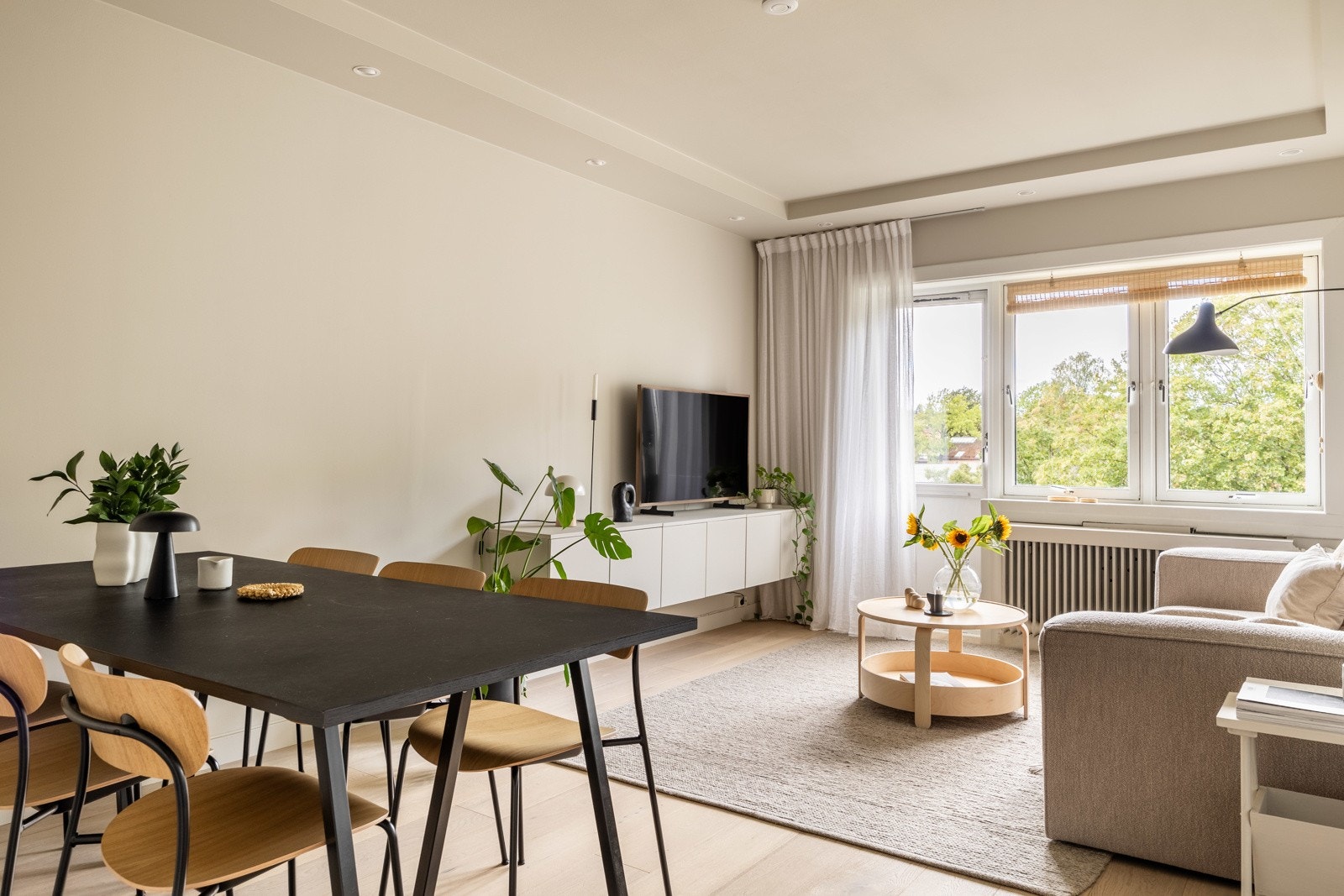 Leiligheten har store vindusflater som slipper inn mye naturlig lys. Galleribilde