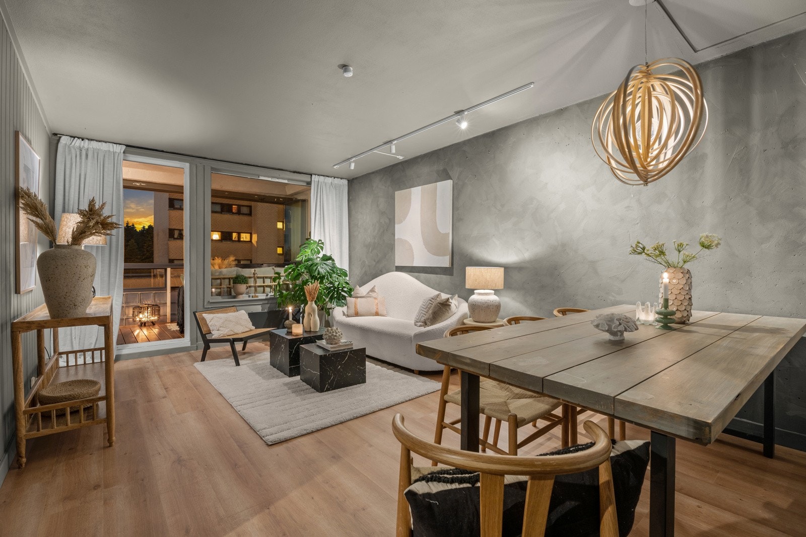 Stuen inviterer til sosiale sammenkomster med god plass for møblering og hyggelige stunder. Galleribilde