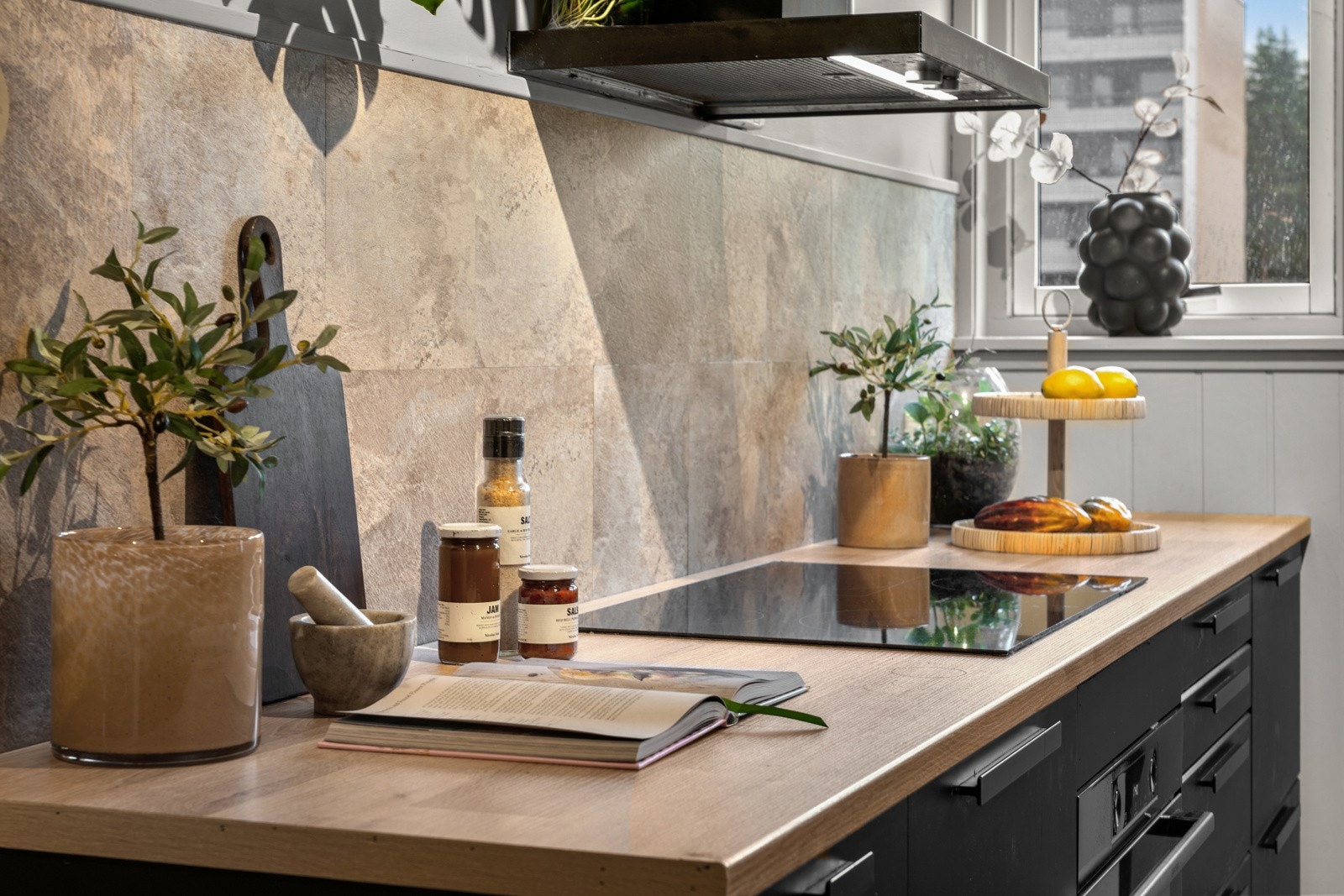 Ny benkeplate i laminat ble lalgt i 2024. Galleribilde