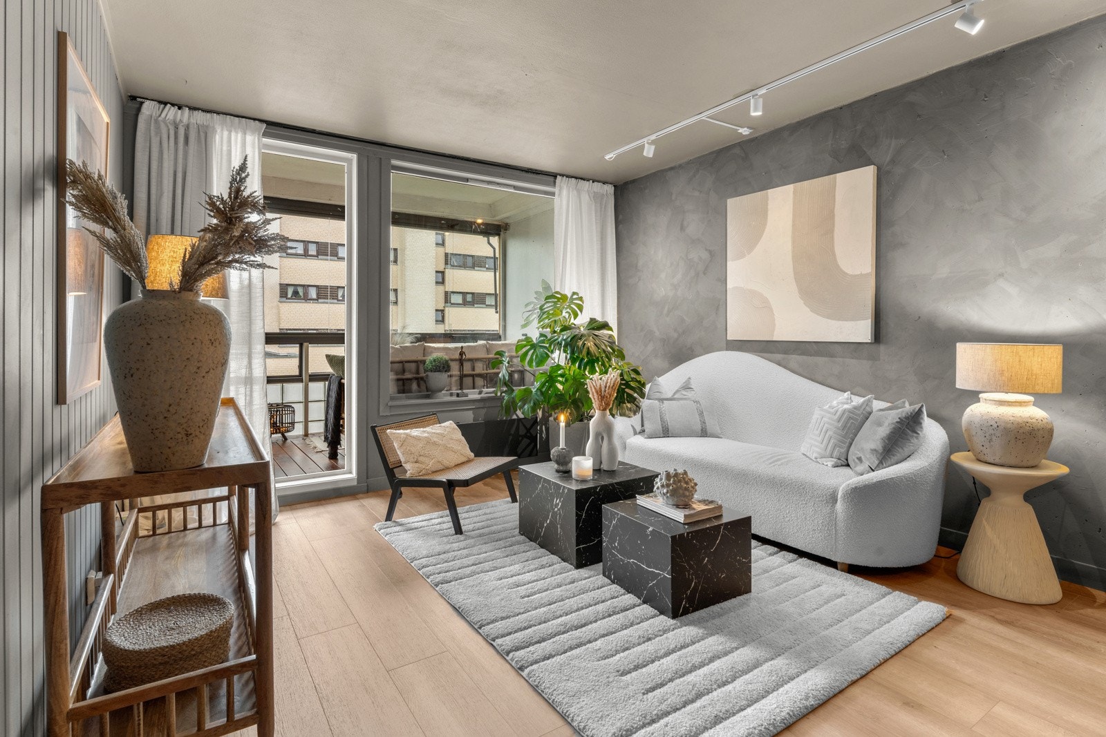 Store vindusflater fra 2011 som slipper inn rikelig med naturlig lys. Galleribilde