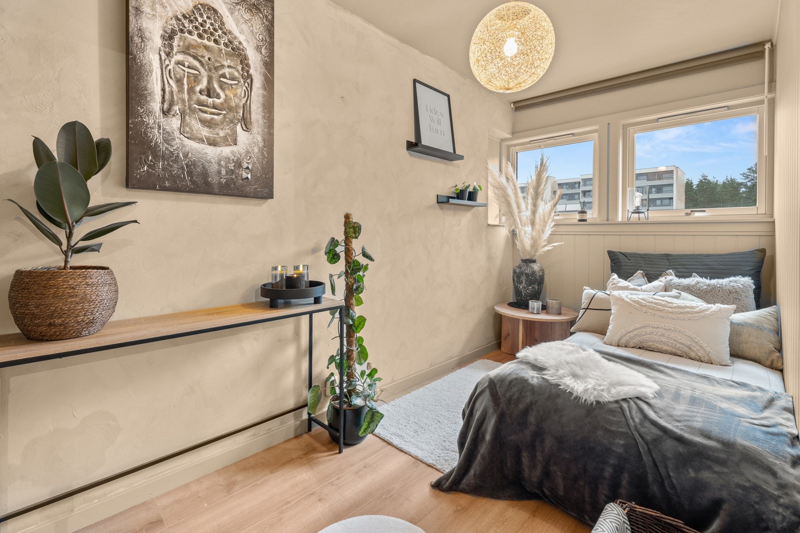 Det mellomstore soverommet er praktisk utformet med laminatgulv. Galleribilde