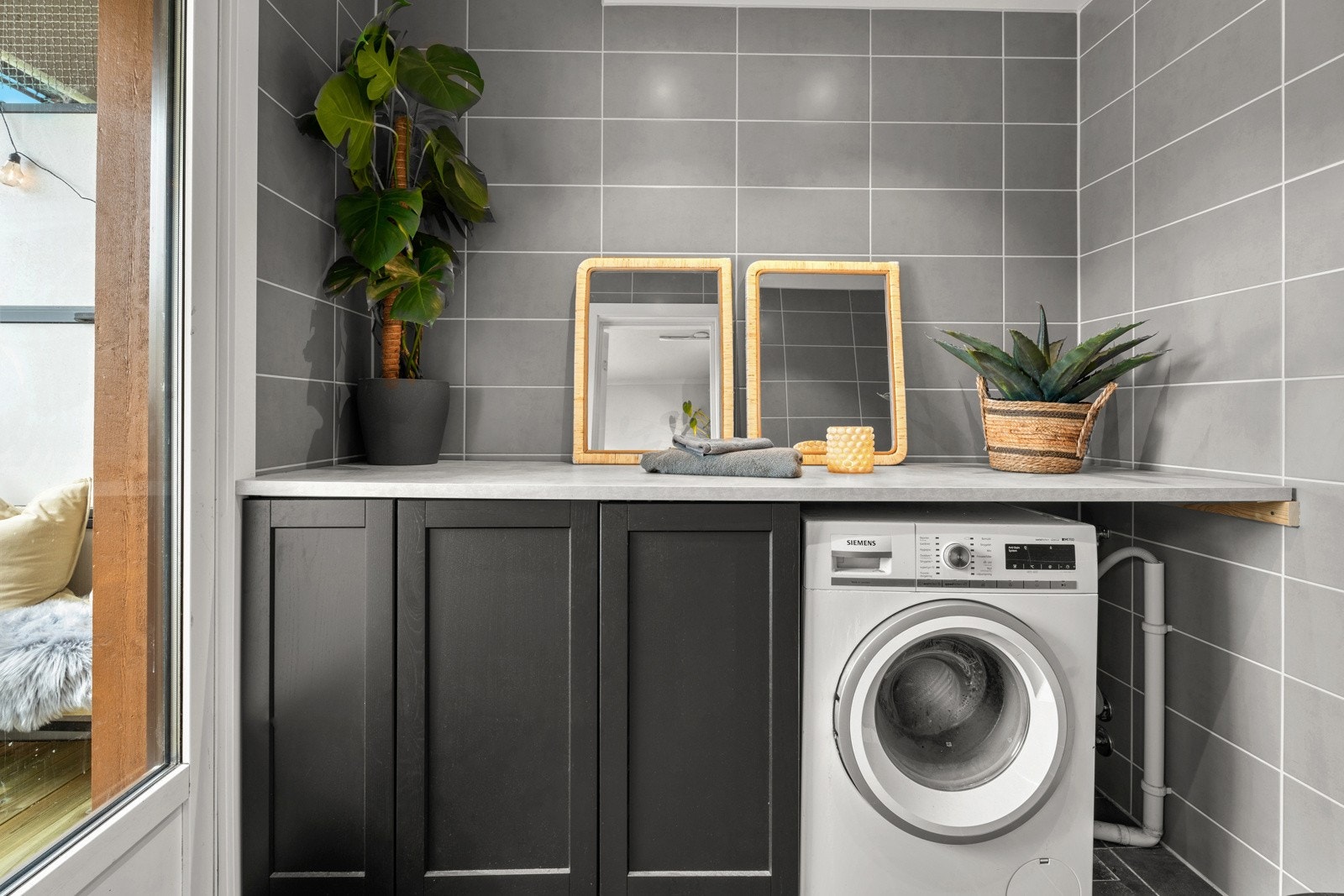 Vaskerommet ble også rehabilitert i 2023 hvor det er lagt til rette for vaskemaskin og god lagringsplass under benk. Galleribilde