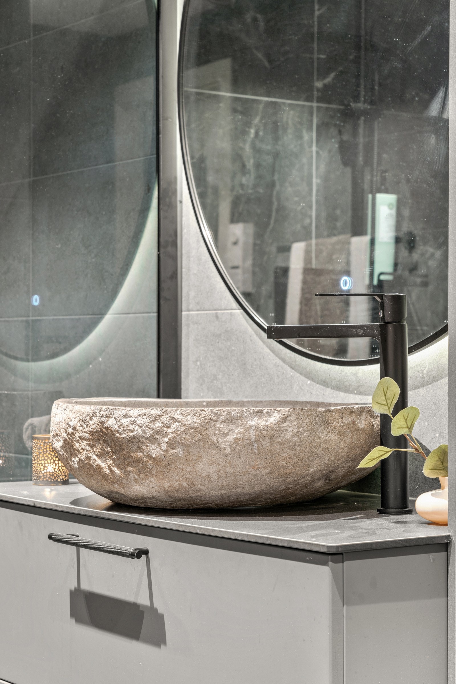 I forbindelse med rehabiliteringen ble badet påkostet med større dusj, annen type fliser, annen type vask og toalett. Galleribilde