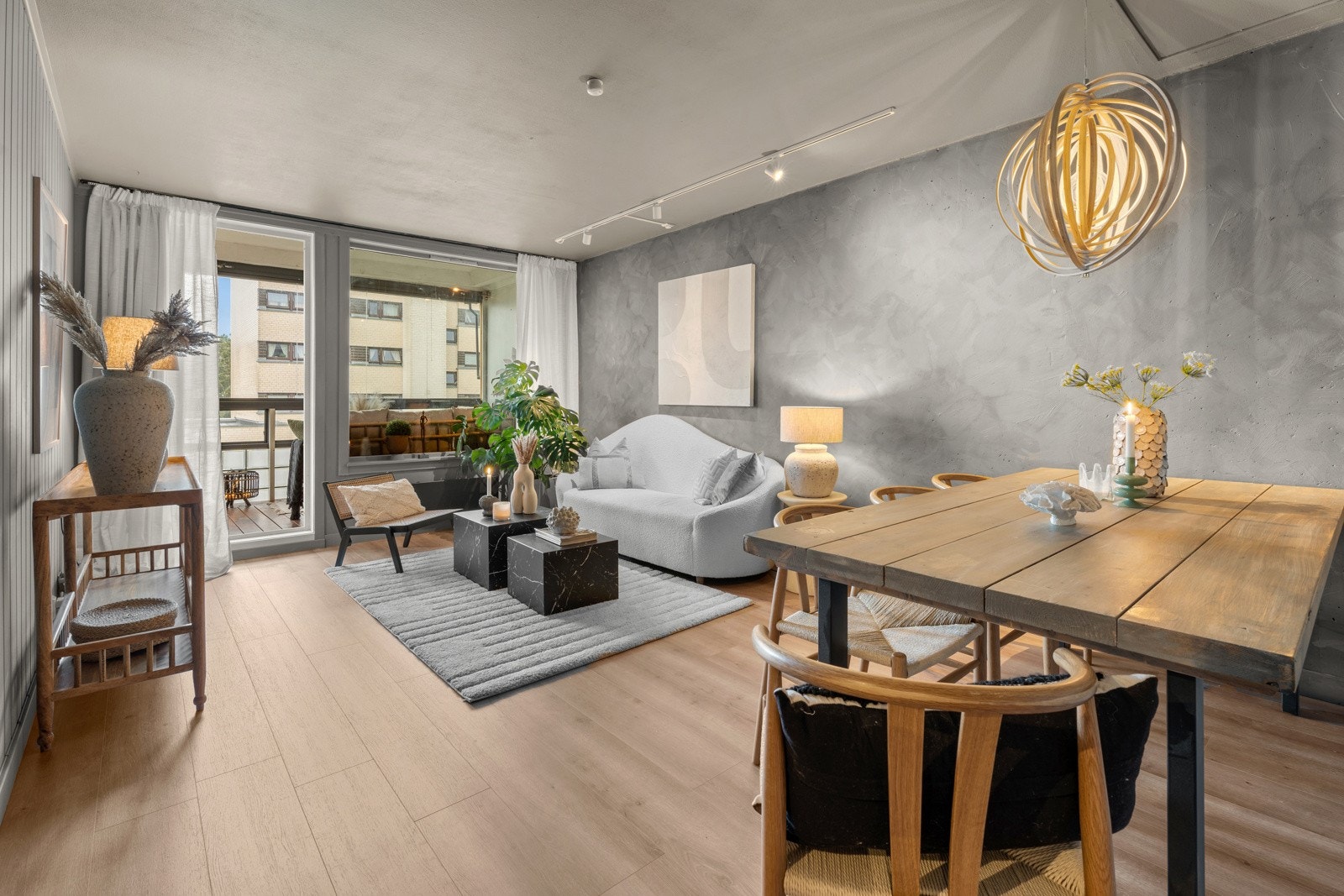 Stue med nytt gulv fra 2024 og nyoppussede vegger i dempede farger gir et moderne uttrykk. Galleribilde