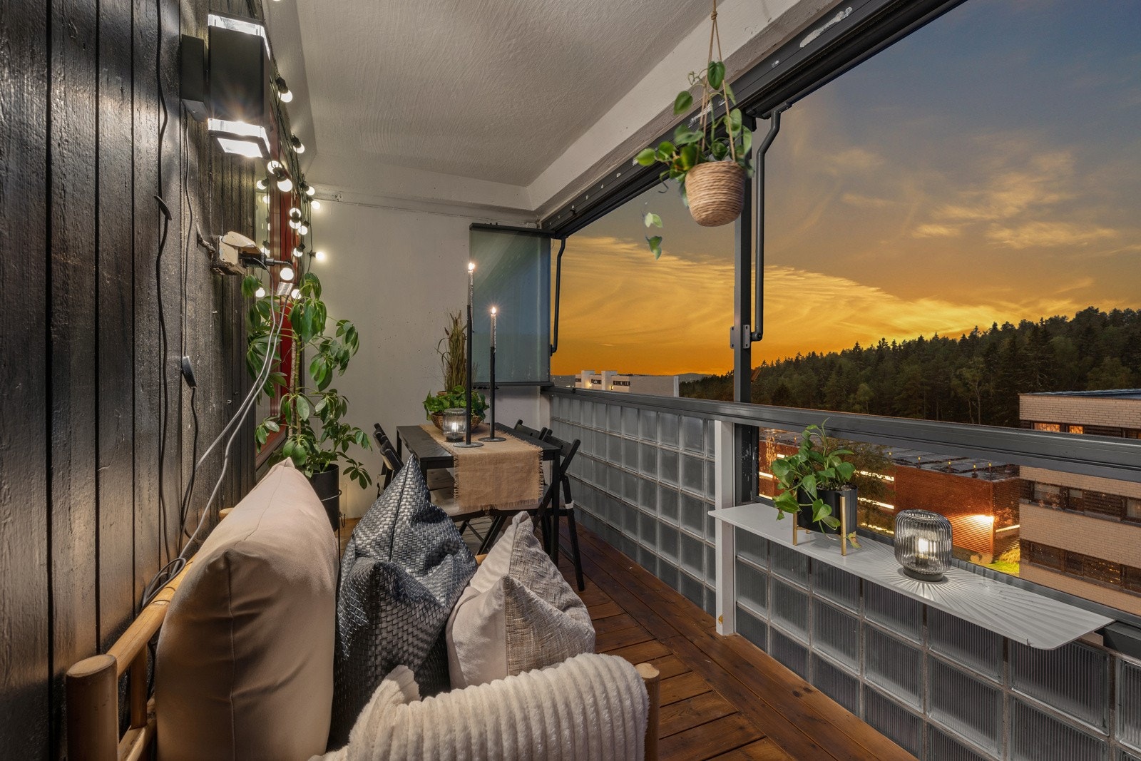 Den vestvendte balkongen gir gode solforhold, hvor solen kan nytes helt til den går ned! Galleribilde