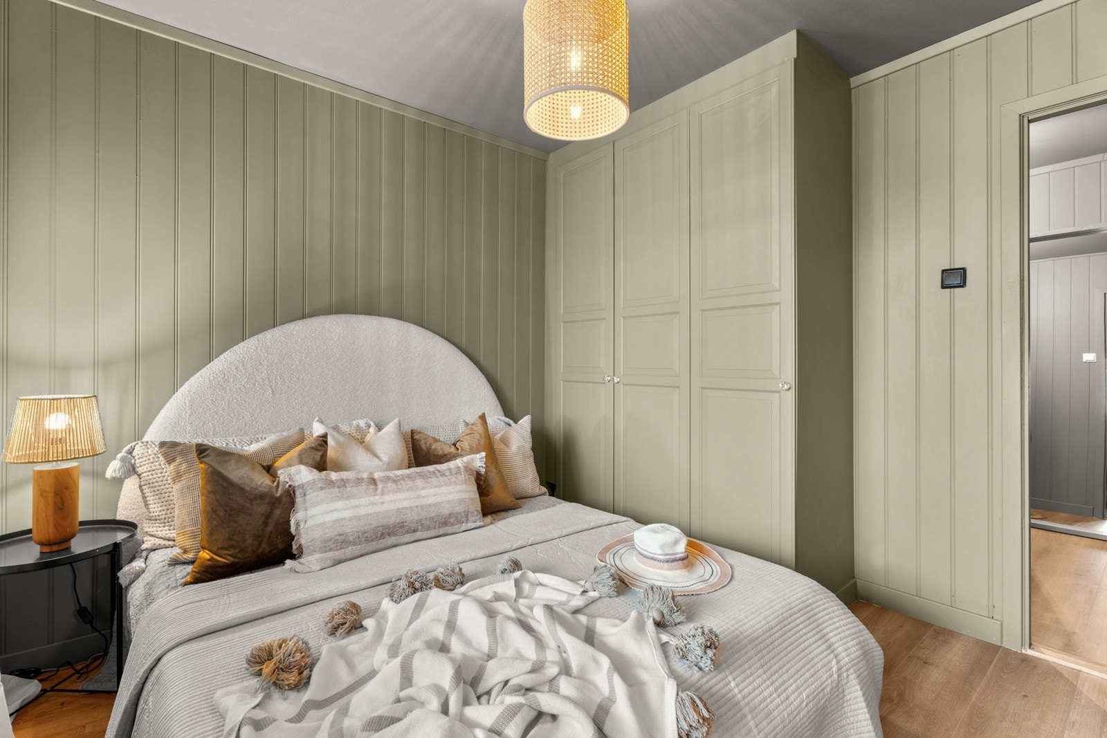 Leiligheten inneholder 3 soverom, hvorav hovedsoverommet er av romslig størrelse med plass til dobbelseng og tilhørende nattbord. Galleribilde