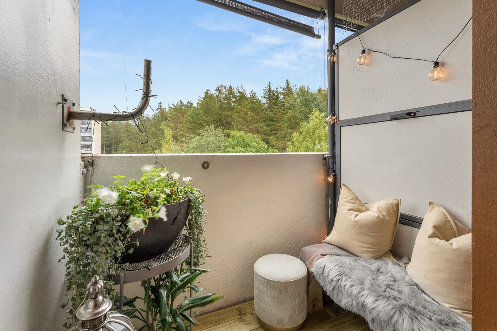 Brannbalkongen måler 2 kvm og vender mot øst. Galleribilde