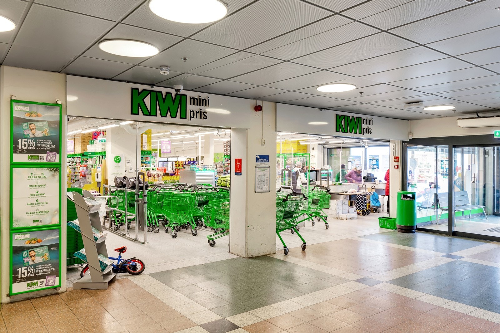 Dagligvarehandelen kan gjøres ved bl.a. Kiwi, Coop Extra, Meny og Joker. Galleribilde
