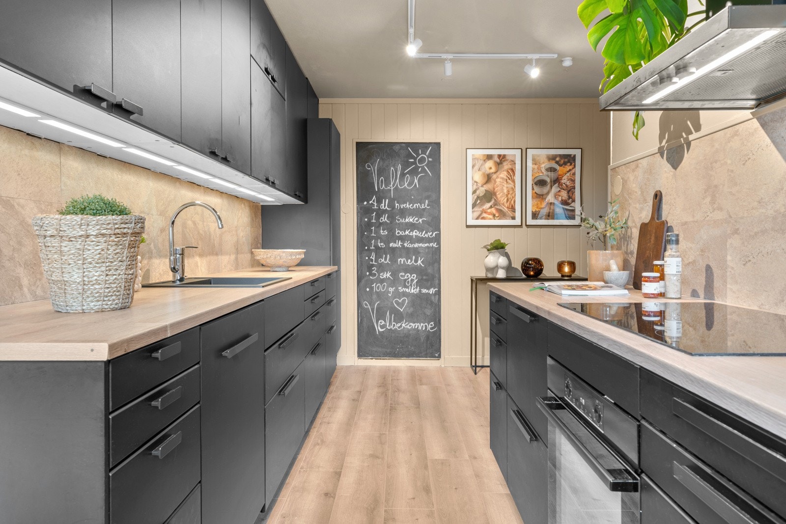 Kjøkken med stilren innredning fra 2019. Galleribilde