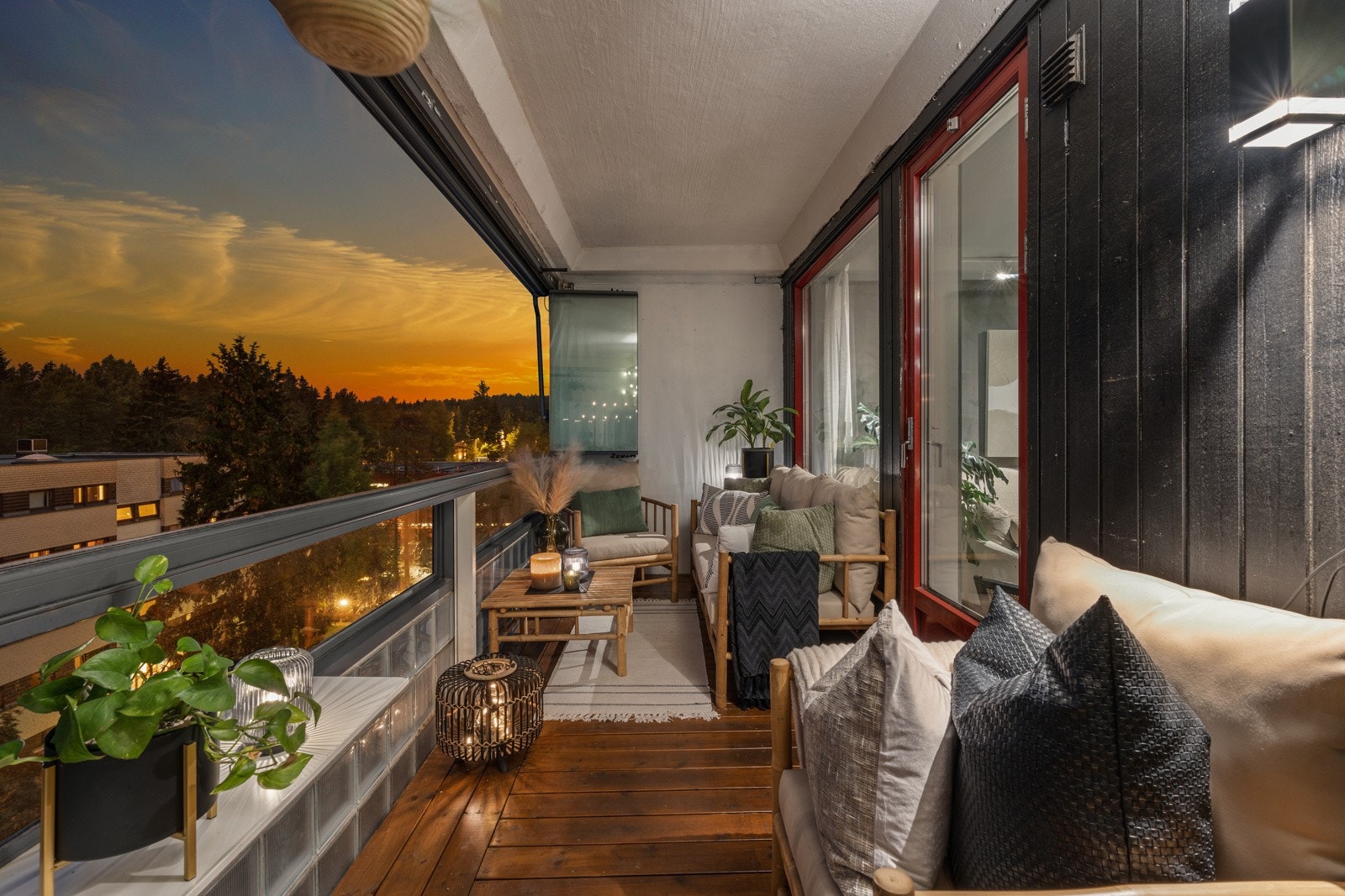 Unik, rålekker 4-roms toppleilighet med vestvendt innglasset balkong. Galleribilde