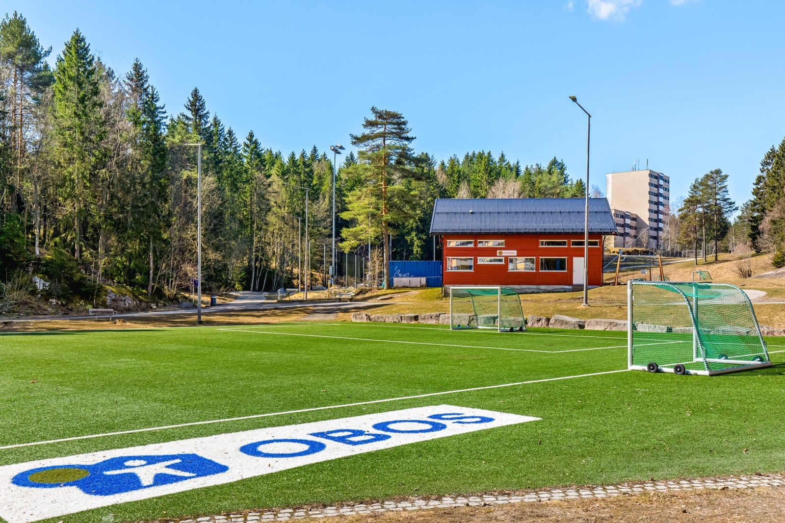 Kort vei til fotballbane, skøytebane, idrettshall, treningssenter og svømmehall m.m. Galleribilde