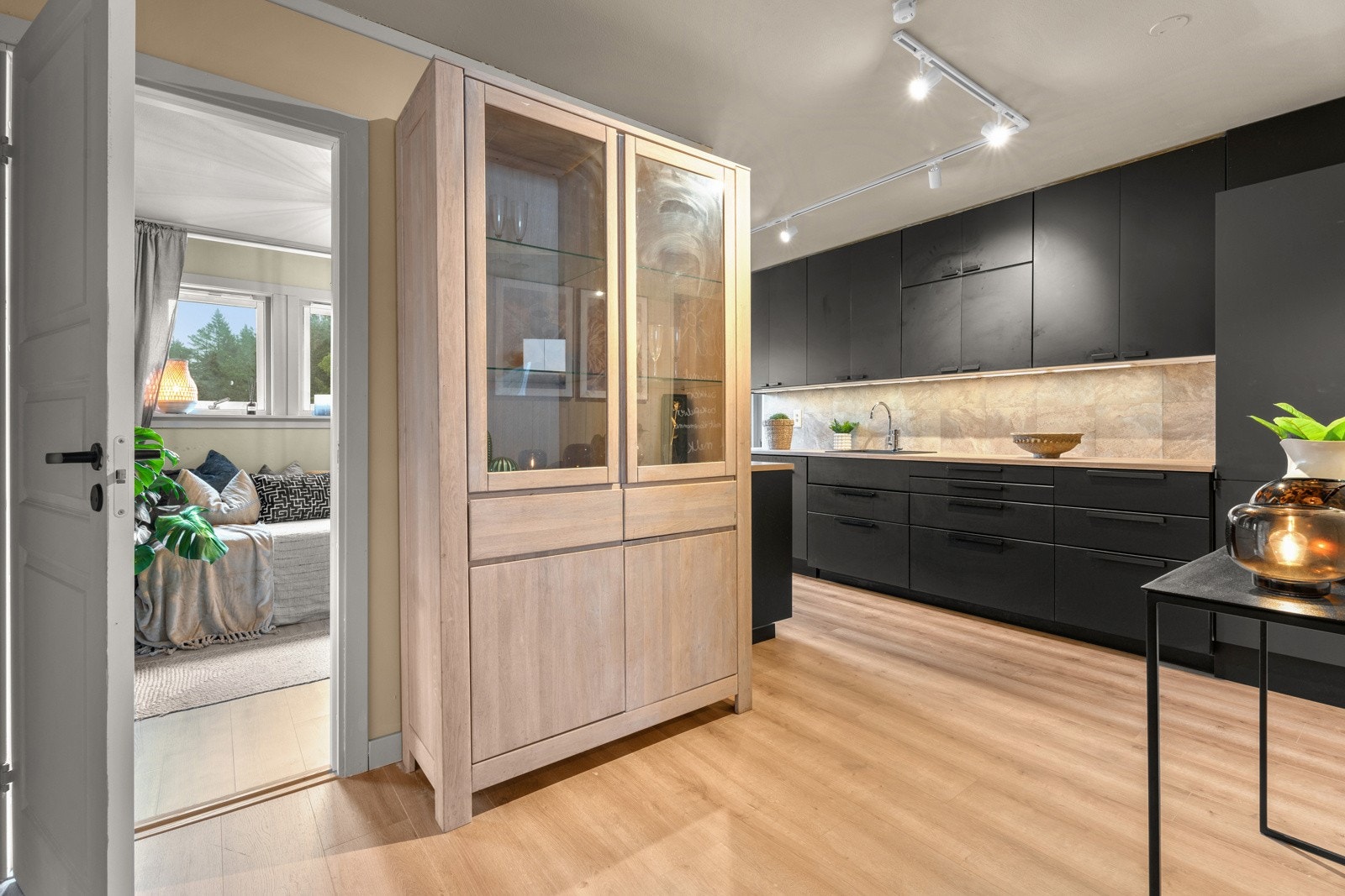 Kjøkkenet er utvidet for å gi økt funksjonalitet og bedre arbeidsflate. Galleribilde