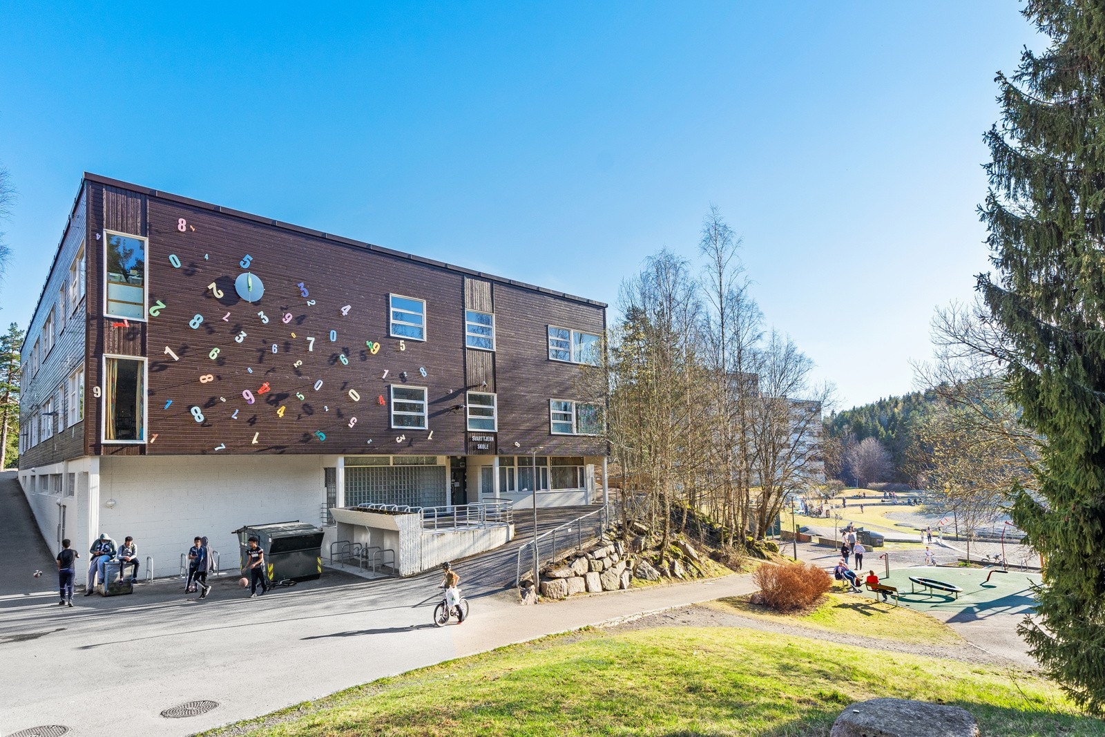 Leiligheten sokner til Svarttjern barneskole som ligger noen hundre meter fra boligen Galleribilde