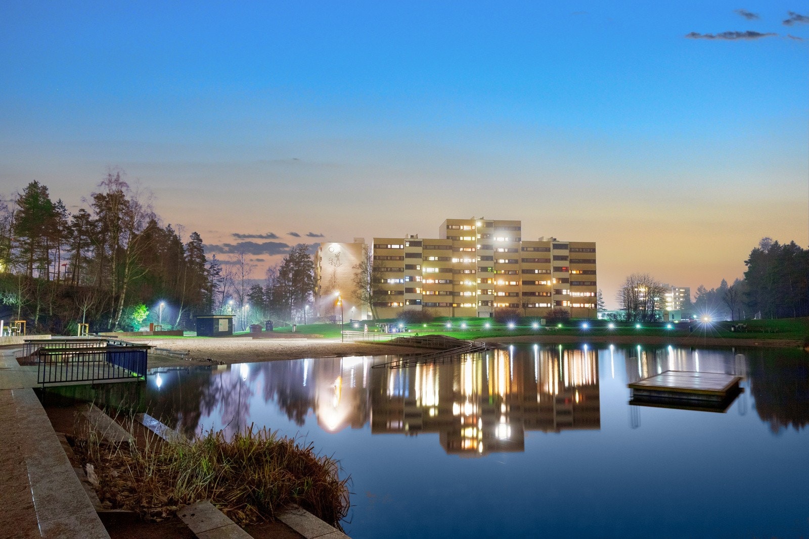 Svarttjern er et landemerke på Romsås og ble som en del av Groruddal-satsingen utbedret sommeren 2009. Galleribilde