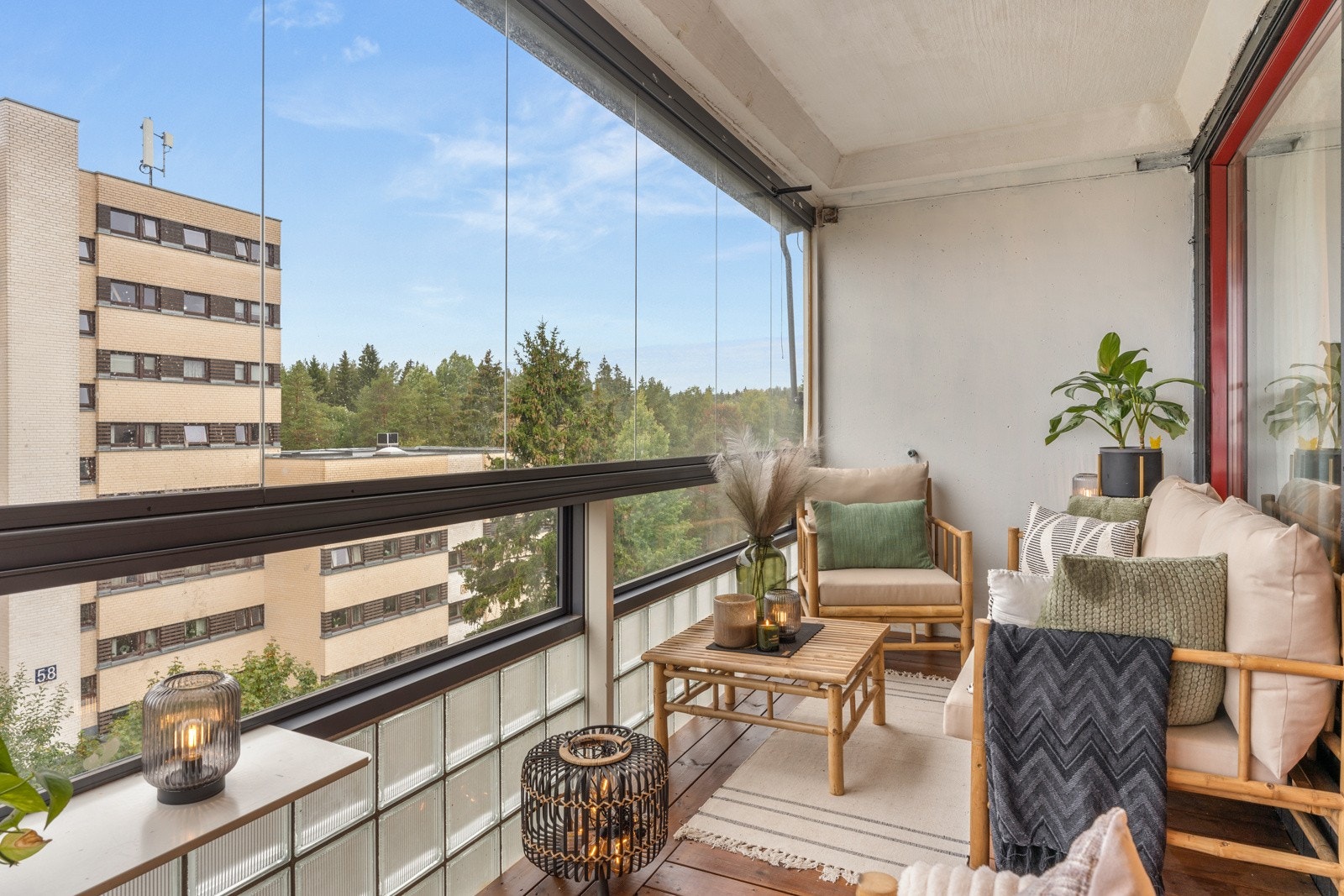 Gulvet er kledd med impregnert trevirke. Galleribilde