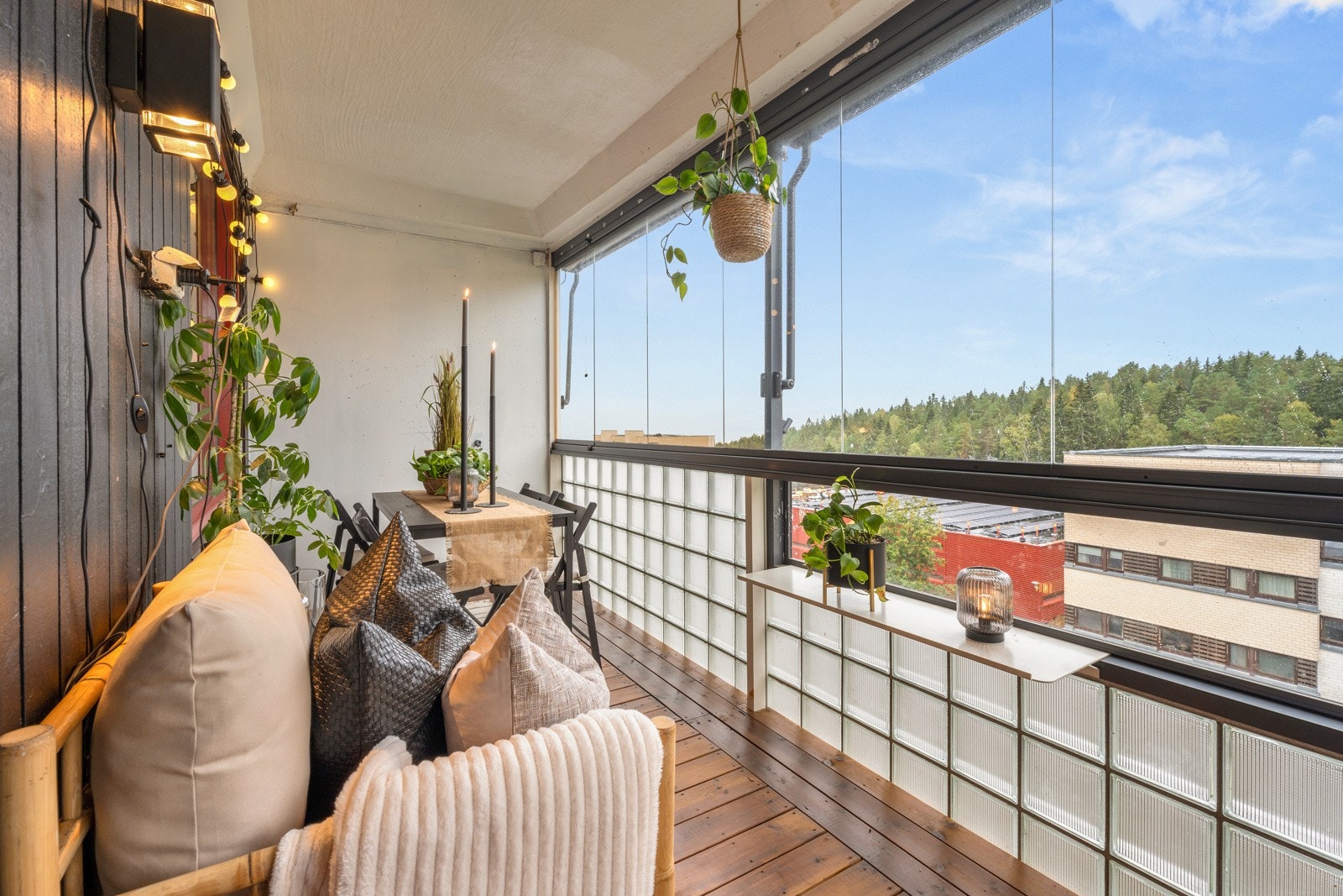 Stuen har direkte adkomst til en vestvendt, innglasset balkong på ca. 12 m2. Galleribilde