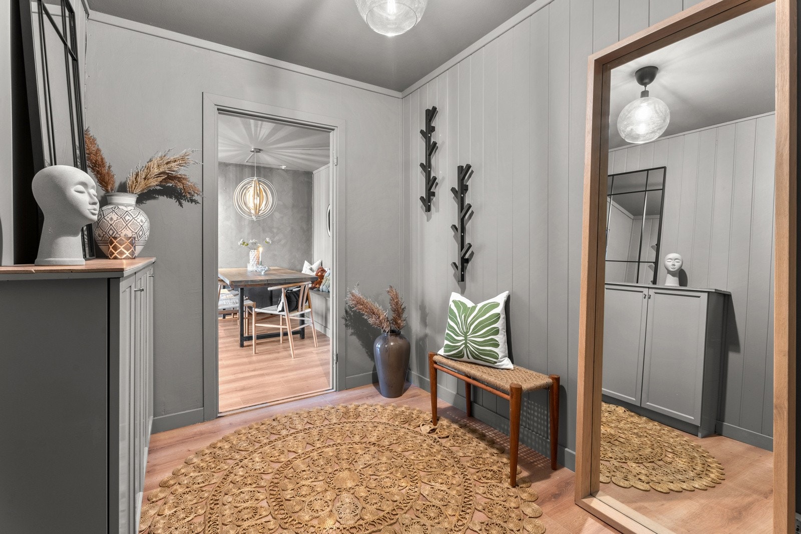 Inngangspartiet er lyst og praktisk, med lyse vegger og laminatgulv fra 2024. Galleribilde