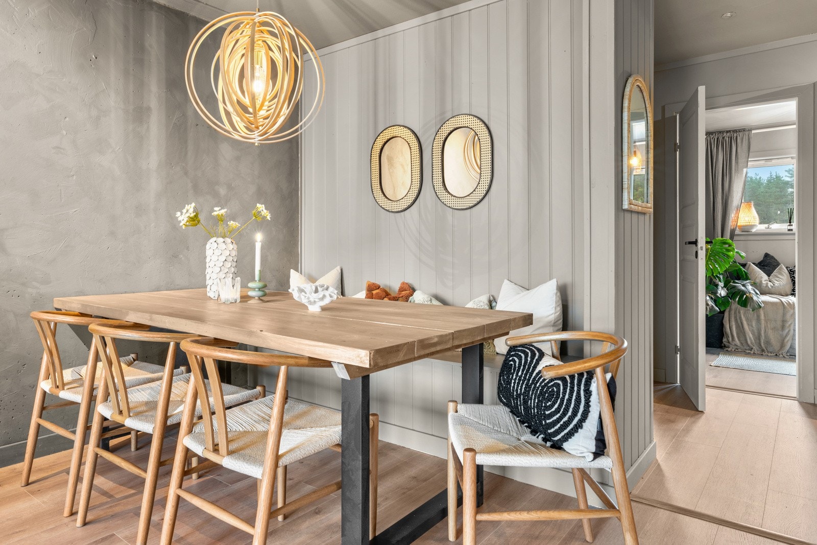 Spisestuen er romslig med plass til større selskap. Galleribilde