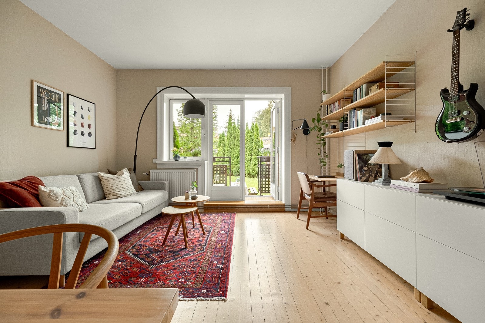 Rommet er av god størrelse, og har rikelig med plass til både større sofagruppe og spisebord. Galleribilde