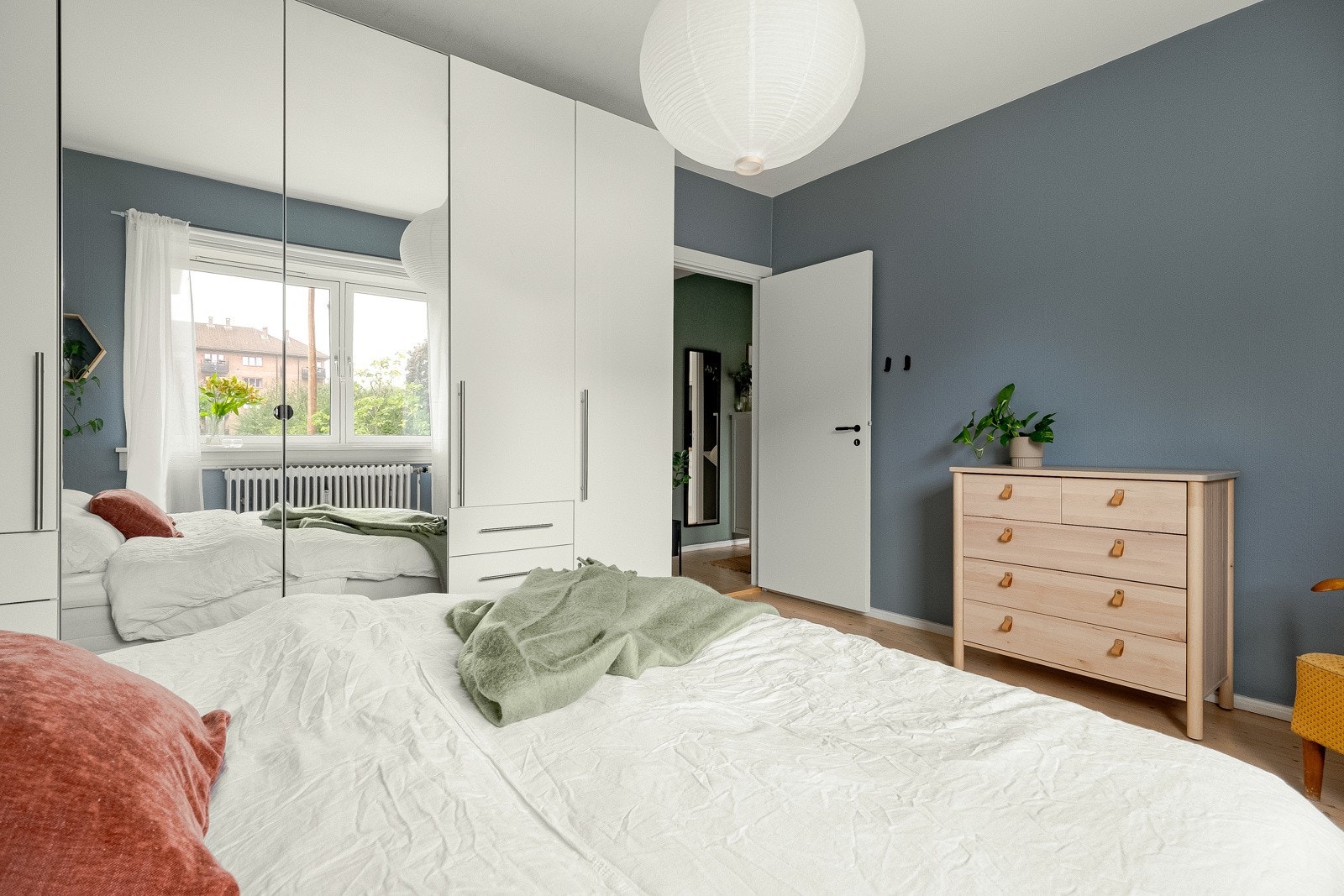 Rommet er malt i en delikat fargetone. Galleribilde