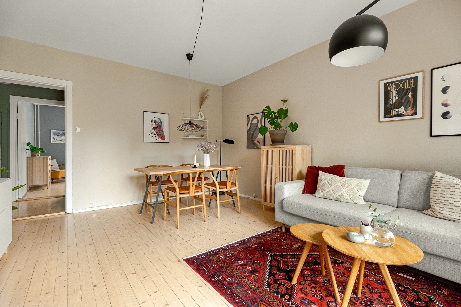 Legg merke til det orginale tregulvet. Gulvet er gjennomgående i hele leiligheten. Galleribilde