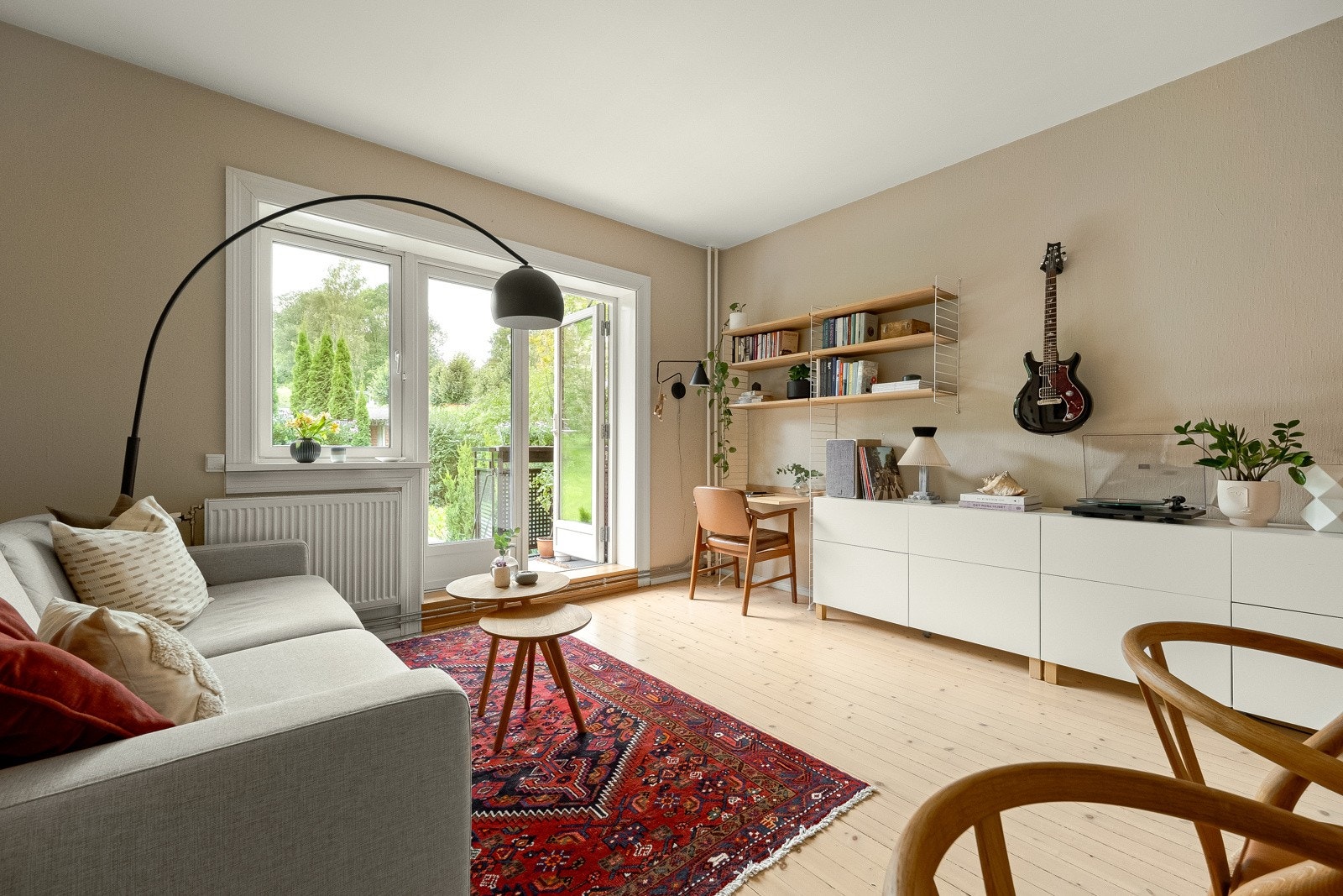 De store vindusflatene slipper inn mengder av dagslys. Dette gir rommet en lys og luftig atmosfære. Galleribilde