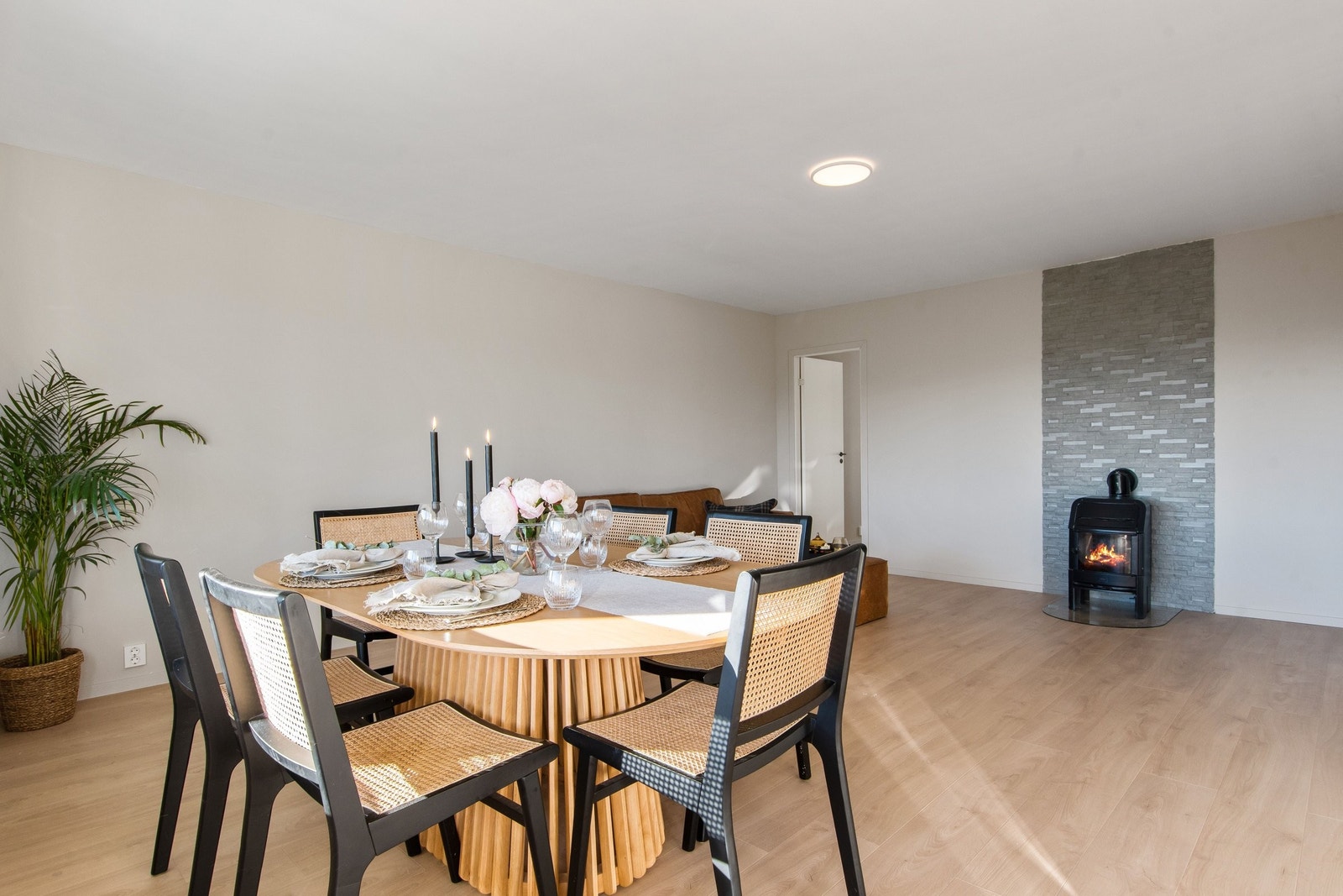 Stuen er stor og mulighetene for innredning er mange. Galleribilde