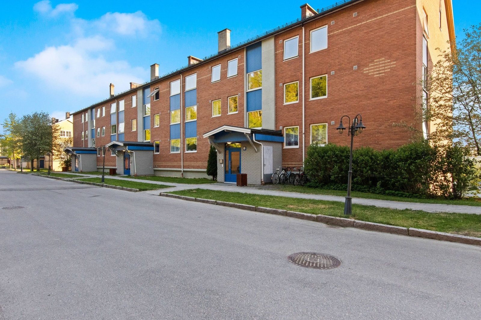 Innbydende inngangsparti med elektronisk lås og automatisk åpning. Galleribilde