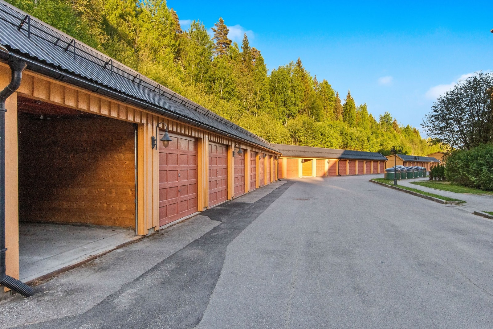 Egen garasje rett utenfor inngangen. Galleribilde