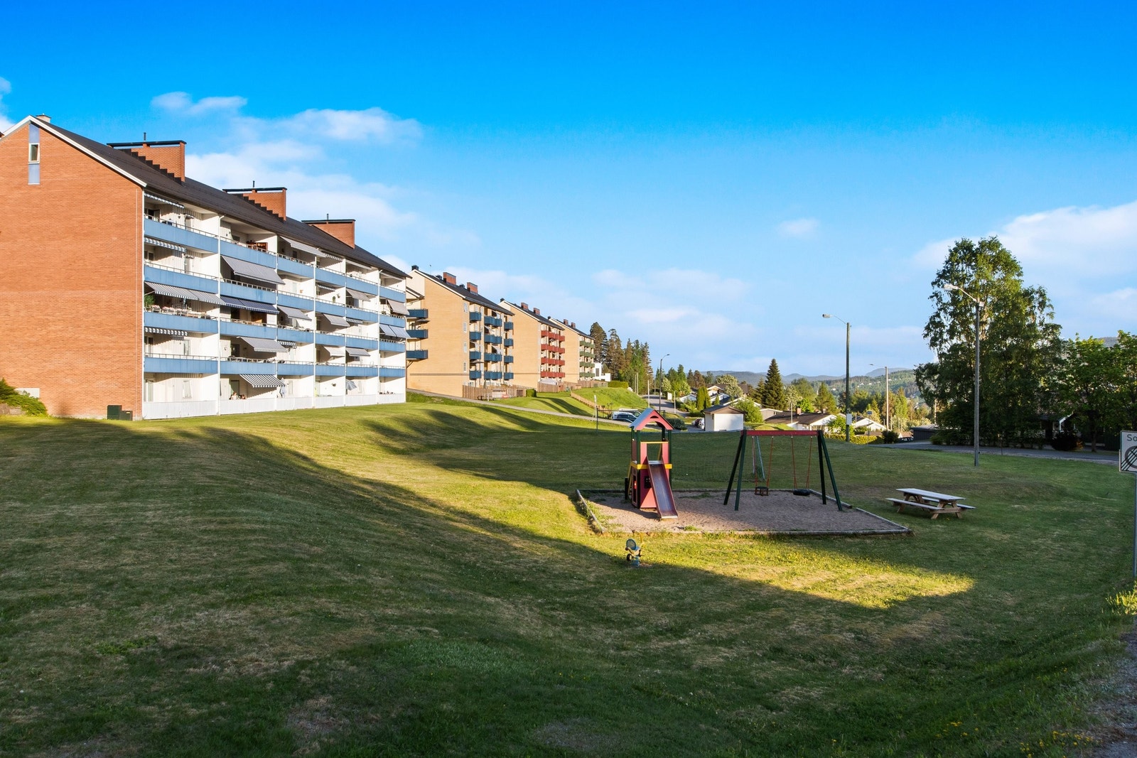 Store og flotte fellesområder med lekeplass og fotballbane. Umiddelbar nærhet til flotte turområder. Galleribilde